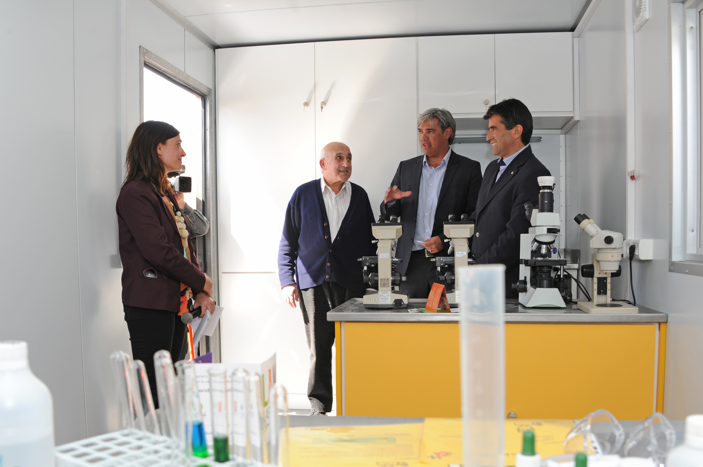Vicepresidente Raúl Sendic en el interior del Laboratorio Móvil