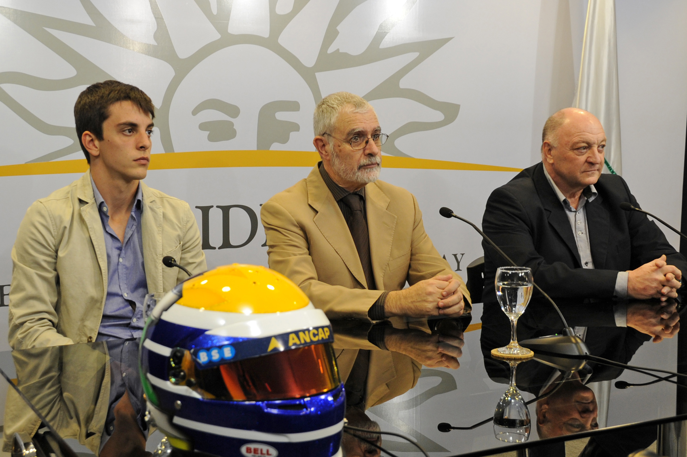 El piloto uruguayo Santiago Urrutia recibió un reconomiento por parte de autoridades