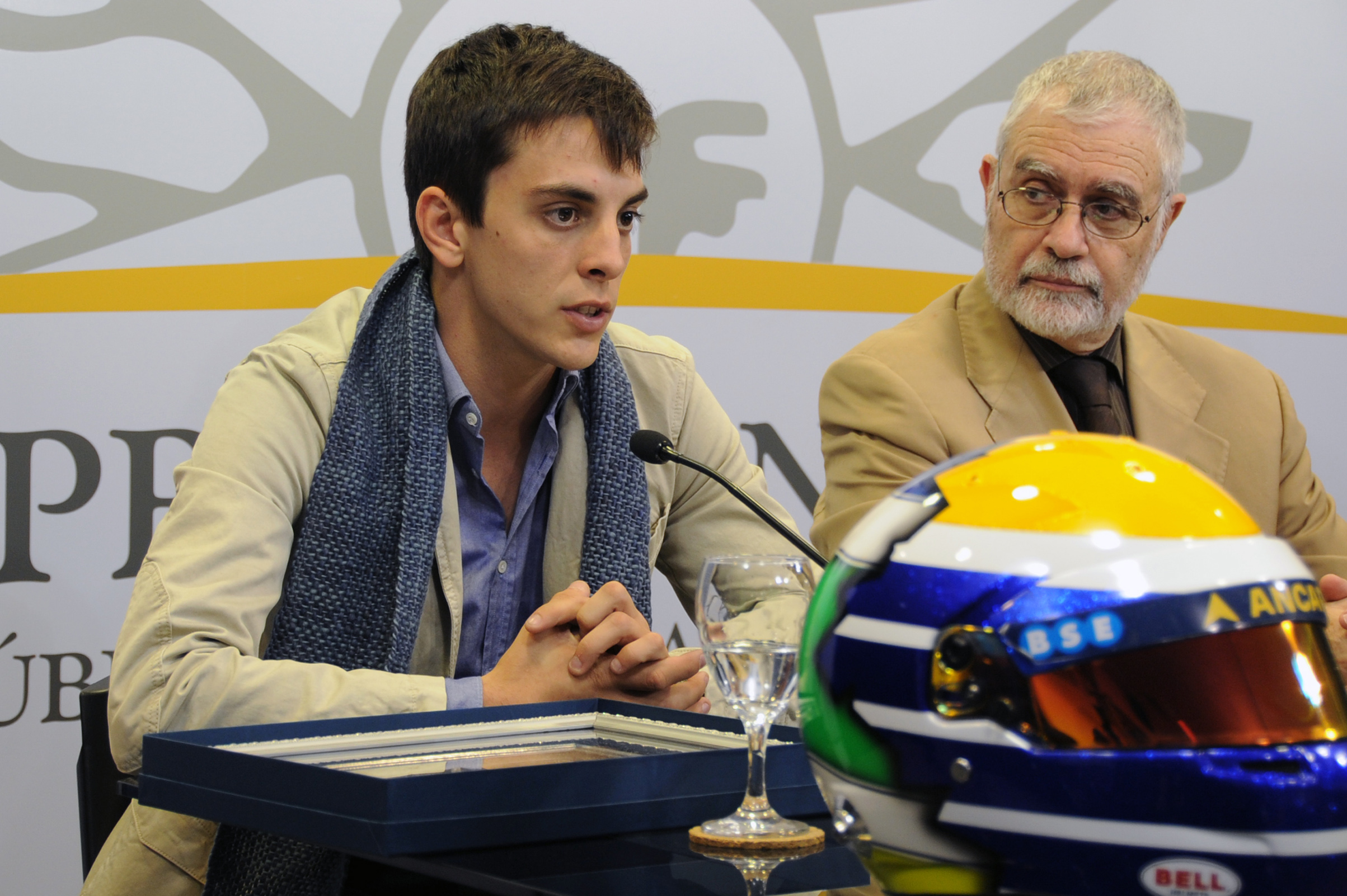 El piloto uruguayo Santiago Urrutia recibió un reconomiento por parte de autoridades