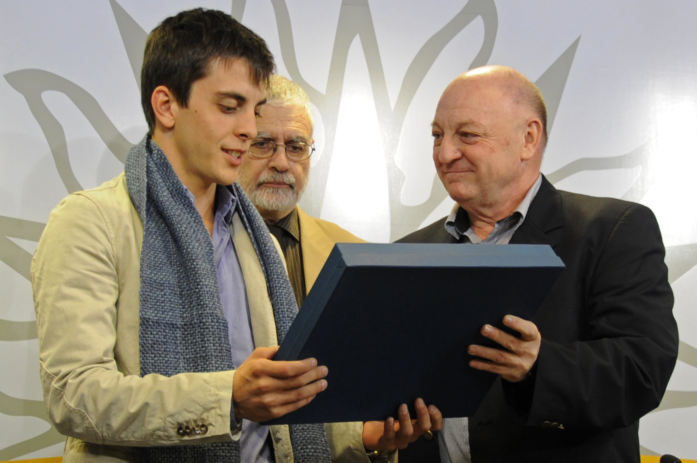 El piloto uruguayo Santiago Urrutia recibió un reconomiento por parte de autoridades