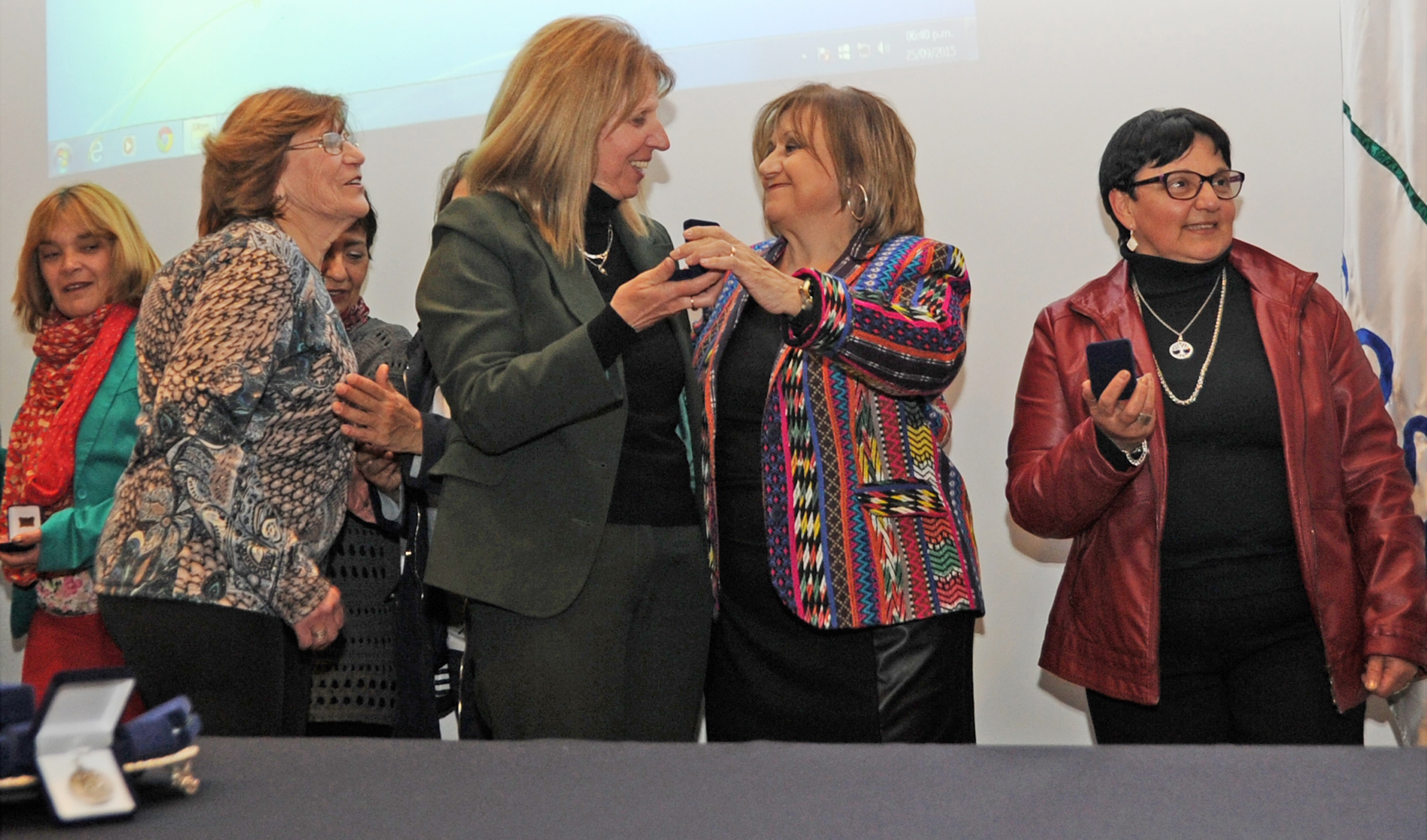 Directora General del Consejo de Educación Inicial y Primaria, Irupé Buzzetti, haciendo entrega de las medallas