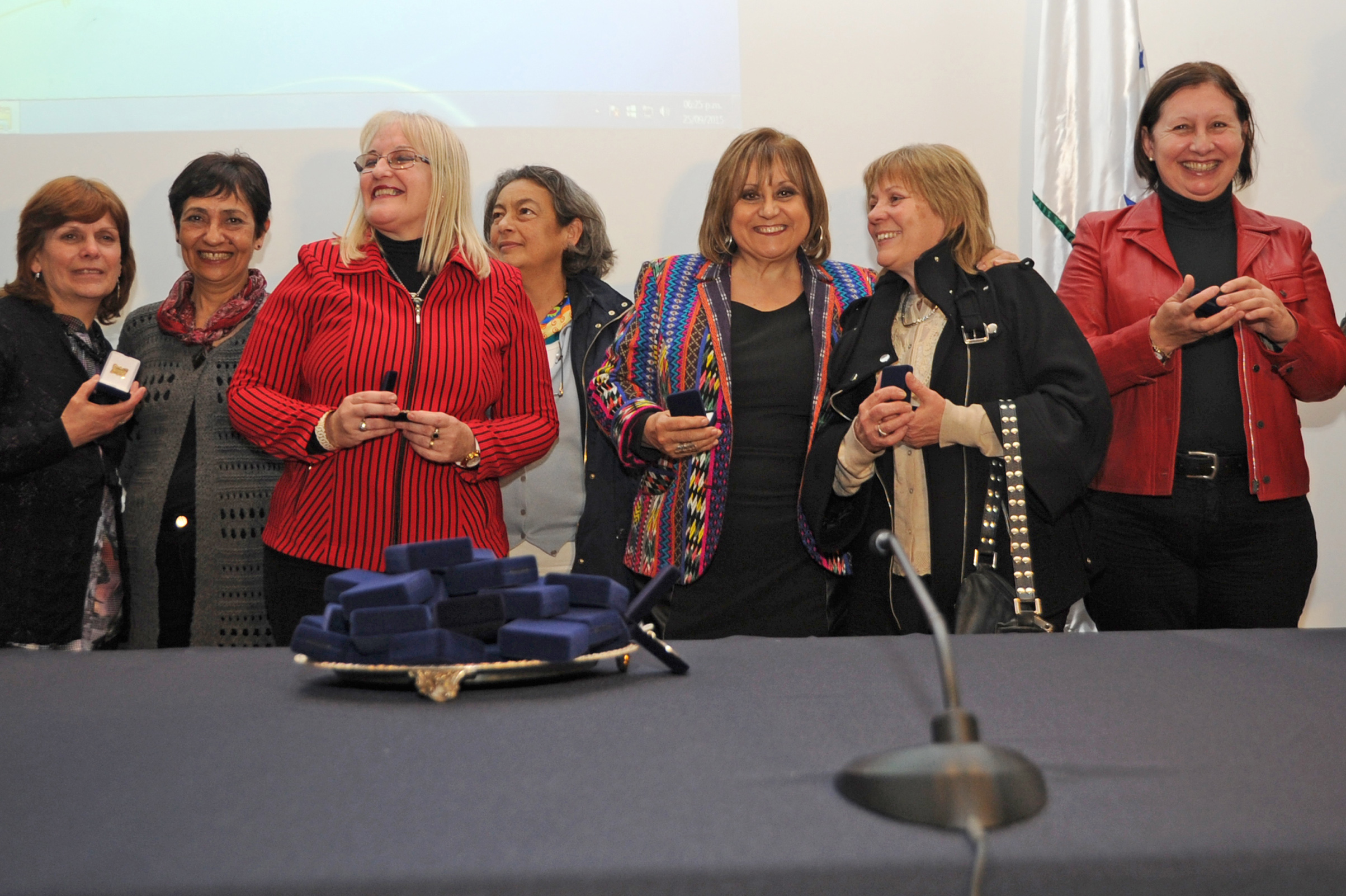 Directora General del Consejo de Educación Inicial y Primaria, Irupé Buzzetti, junto a maestros homenajeados