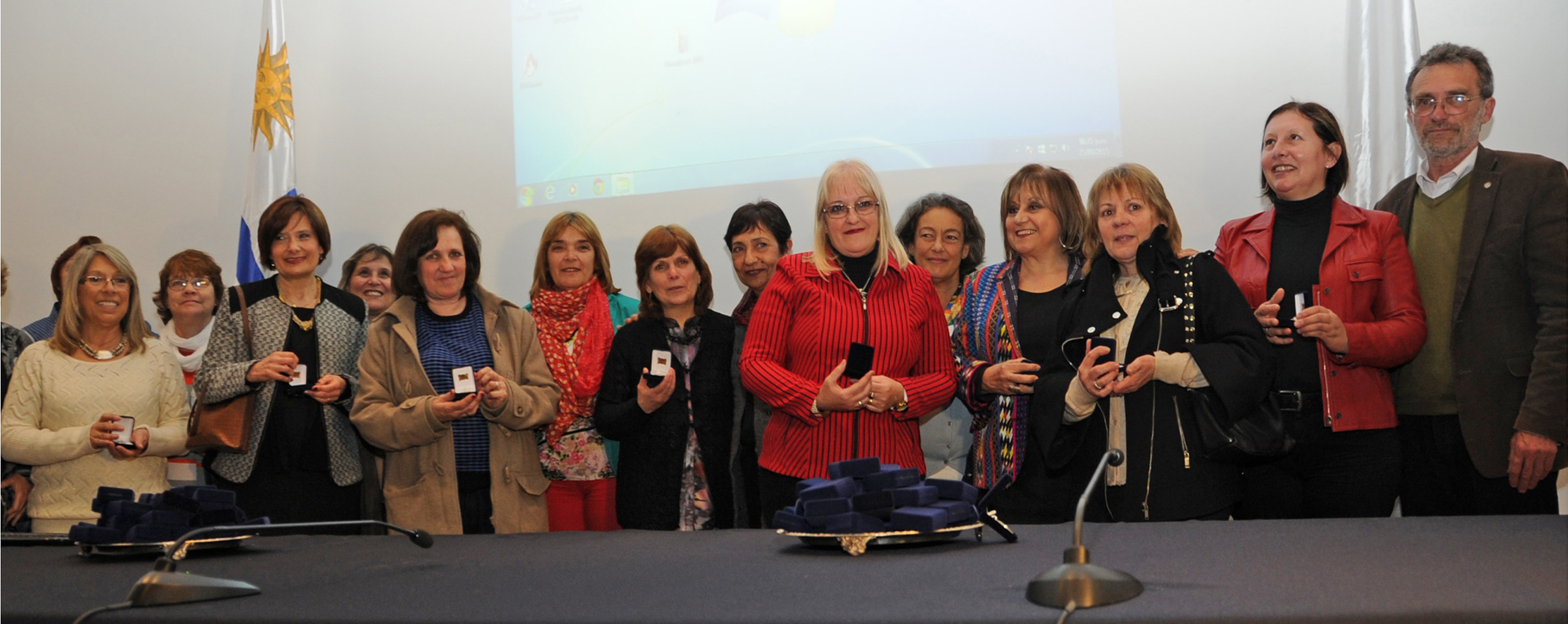 Directora General del Consejo de Educación Inicial y Primaria, Irupé Buzzetti y Consejero Héctor Florit, junto a maestros homenajeadoss