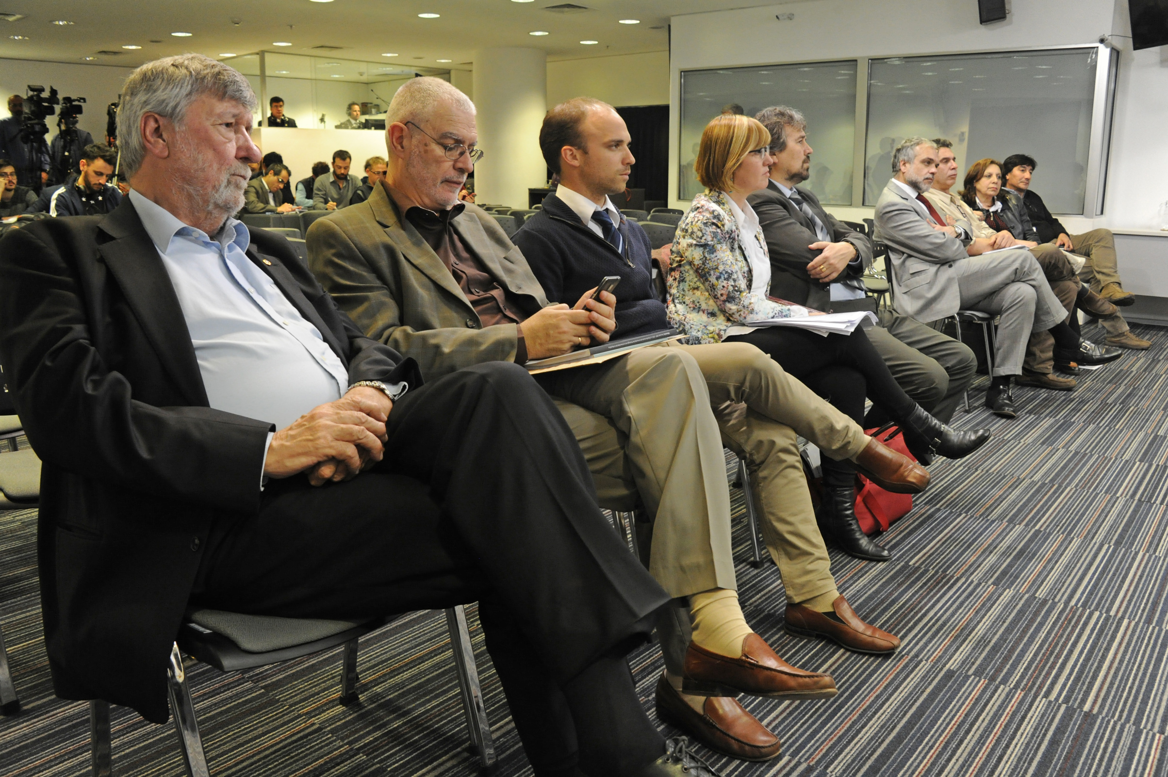 Autoridades asistentes a la conferencia