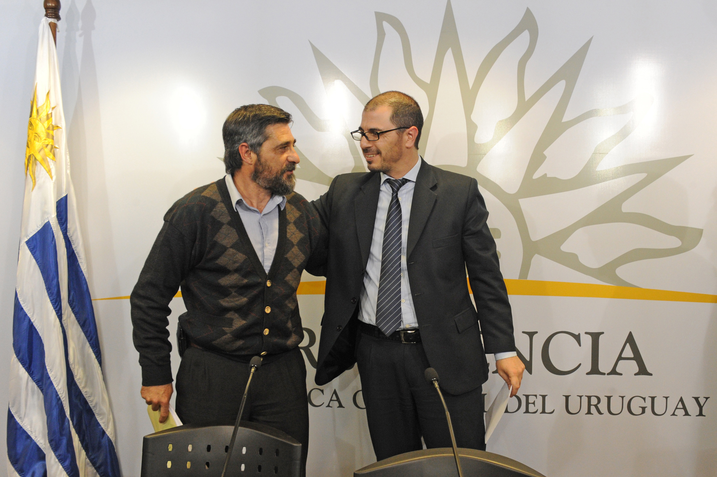 Prosecretario de la Presidencia, Juan Andrés Roballo junto a Augusto Vitale, presidente del Instituto de Regulación y Control del Cannabis