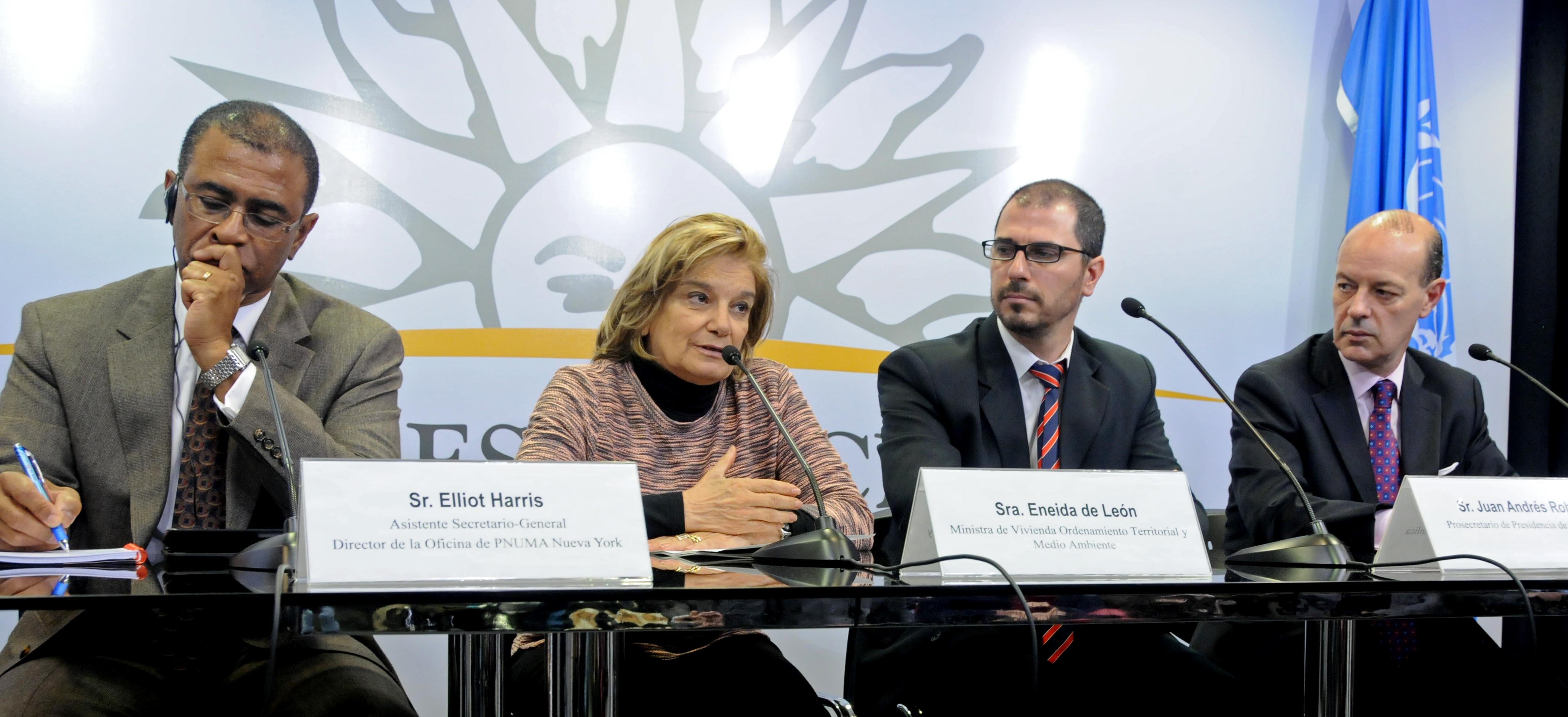 Ministra de Vivienda, Eneida de León