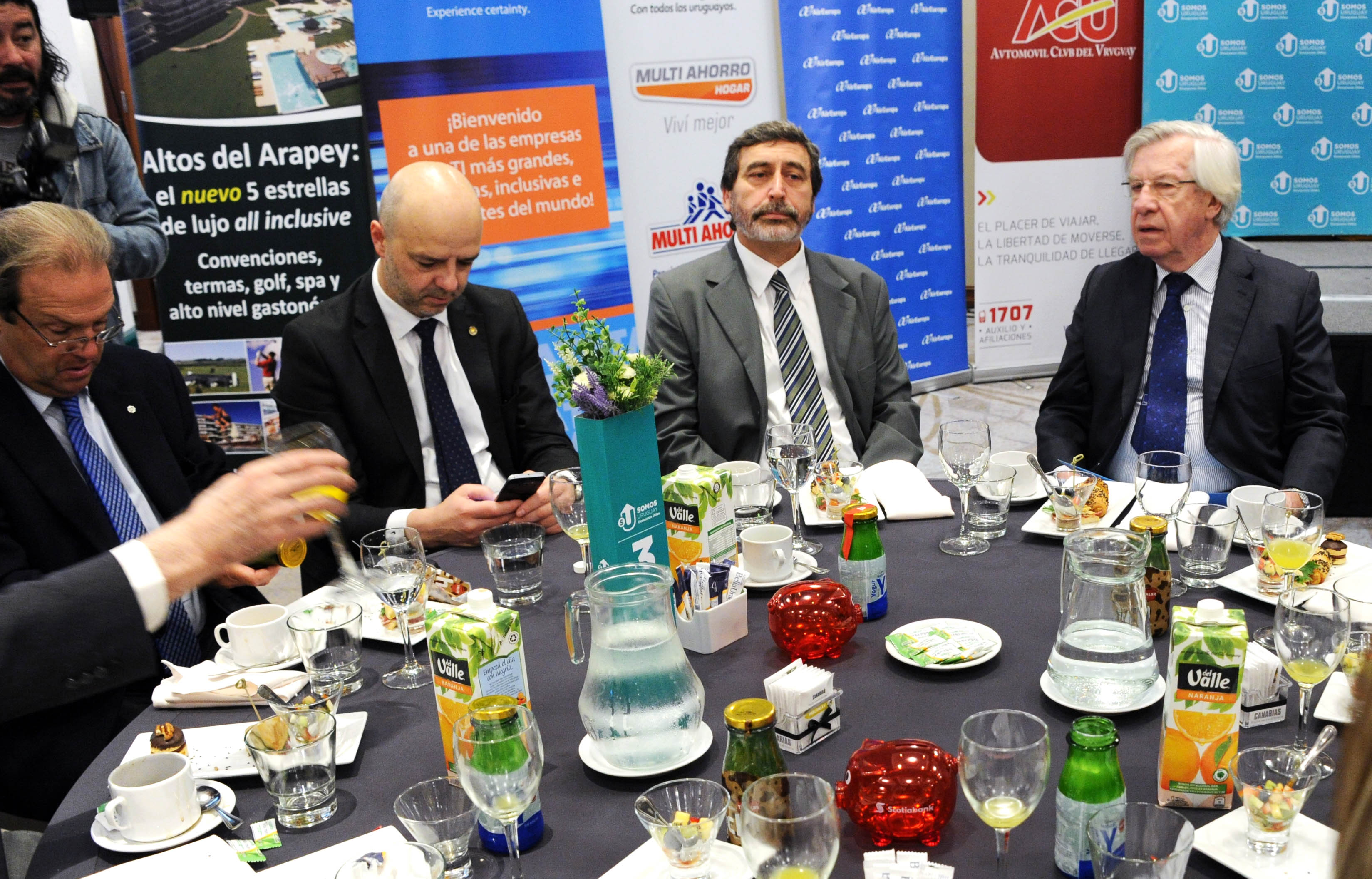 Ministro de Economía Danilo Astori disertó en Desayuno de “Somos Uruguay”