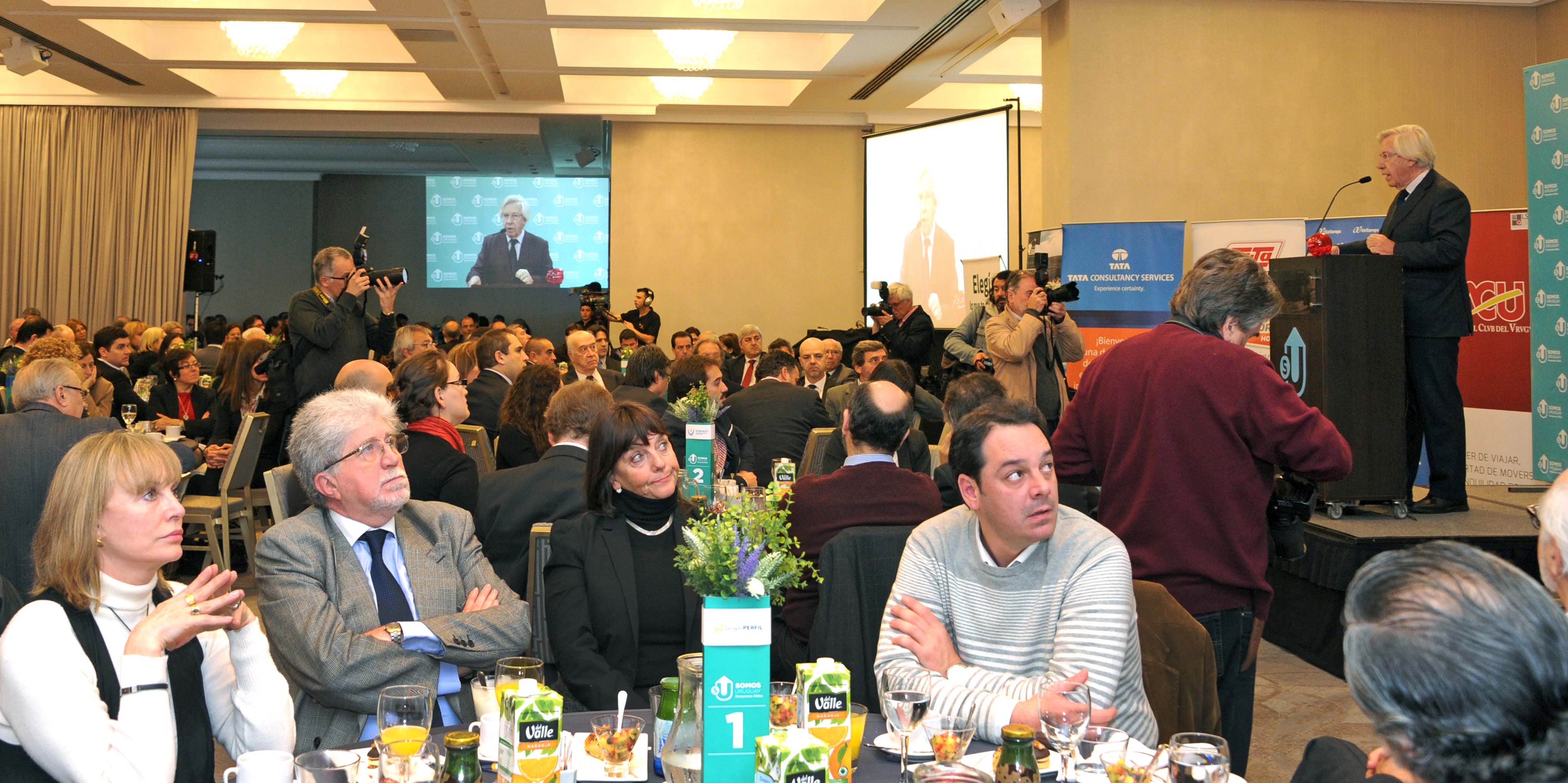 Ministro de Economía Danilo Astori disertó en Desayuno de “Somos Uruguay”