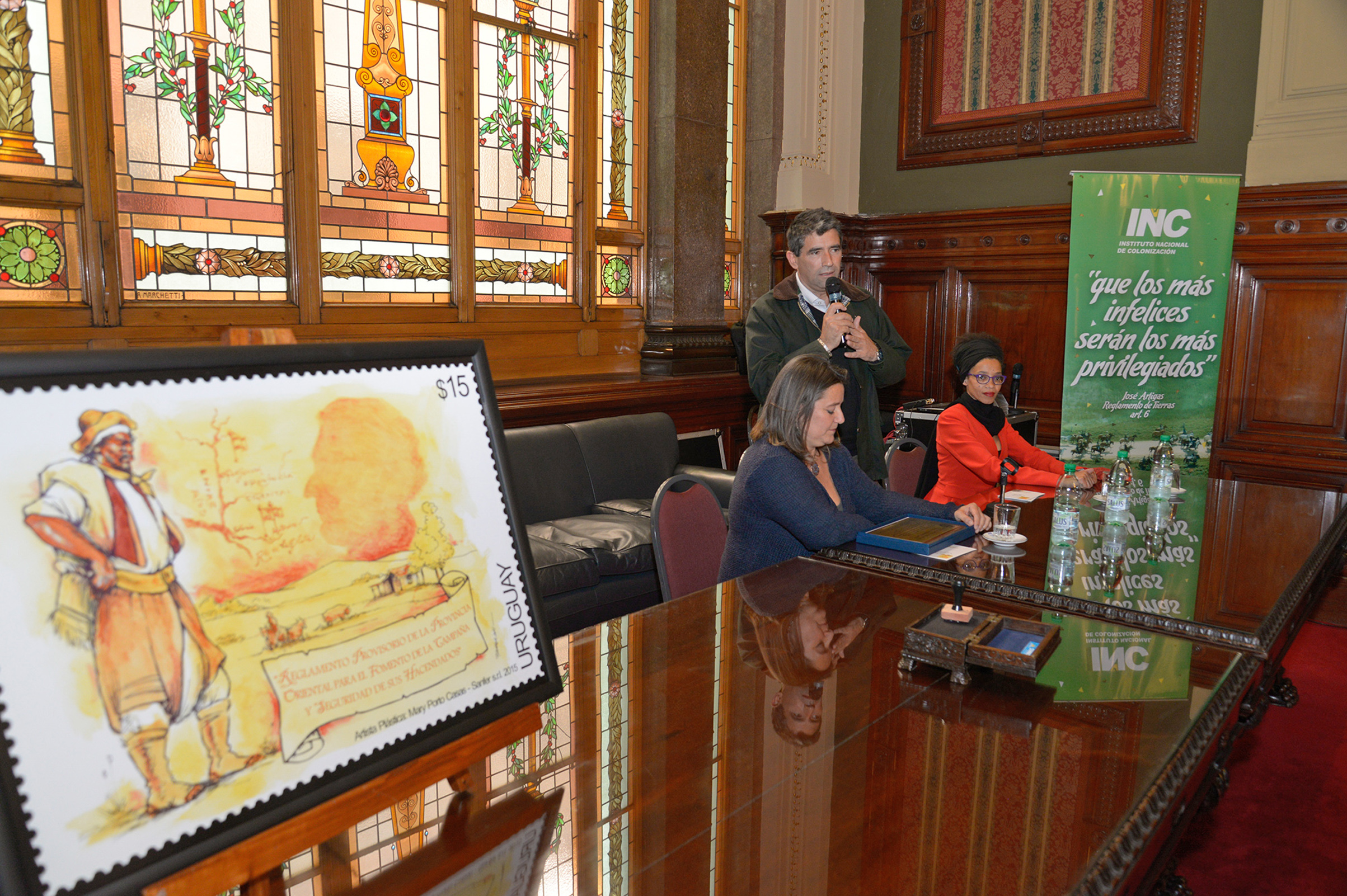 Presentación del sello postal Reglamento de Tierras