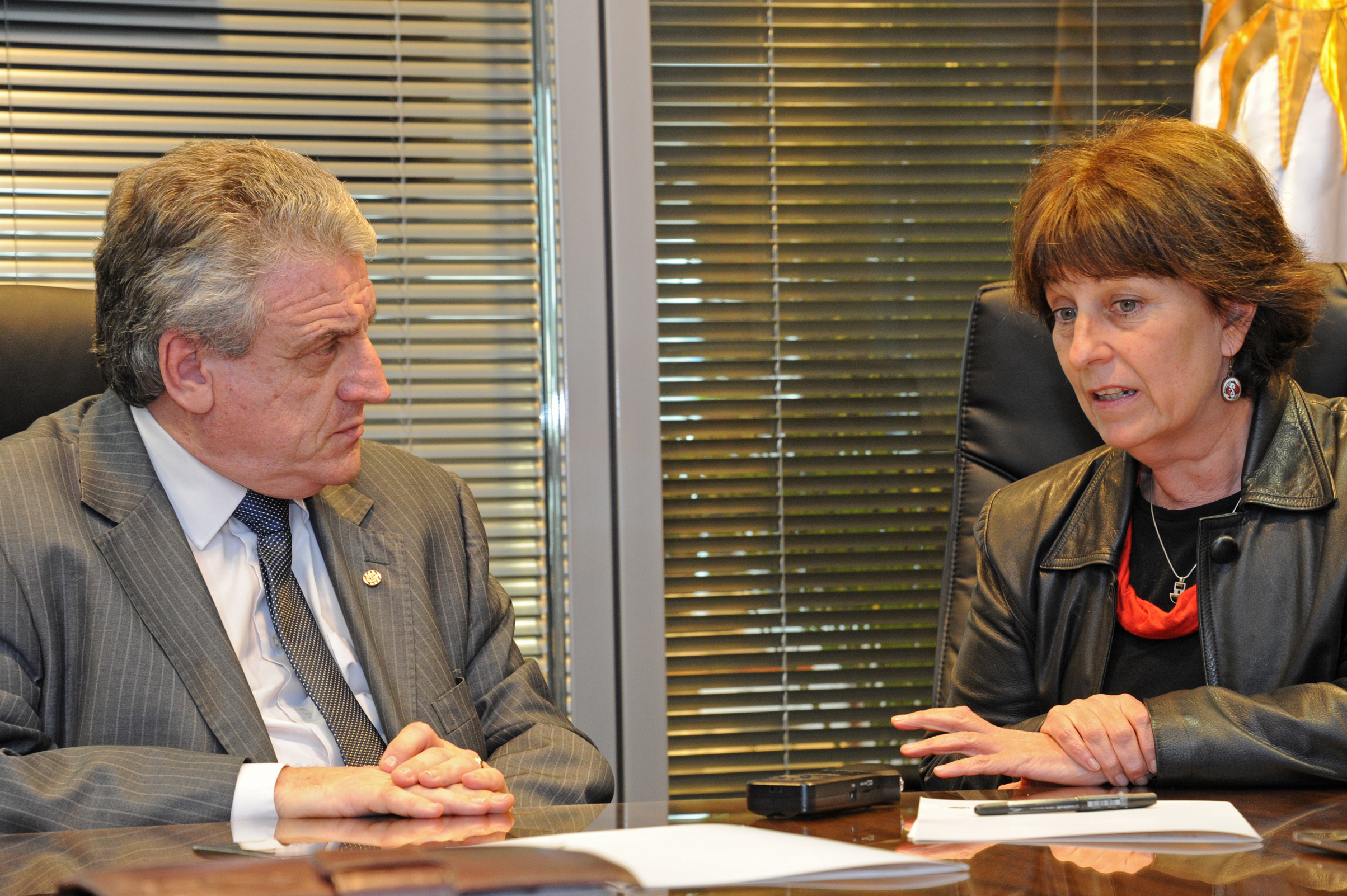 Director de ONSC, Alberto Scavarelli y Marisa Lindner, presidenta del Inau, junto a autoridades de ambos organismos durante la firma del acuerdo