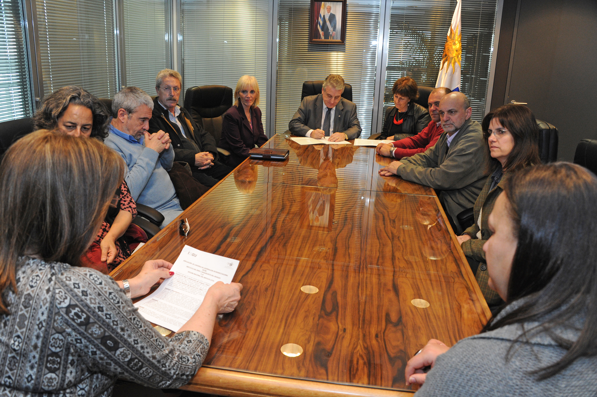 Director de ONSC, Alberto Scavarelli y Marisa Lindner, presidenta del Inau, junto a autoridades de ambos organismos durante la firma del acuerdo