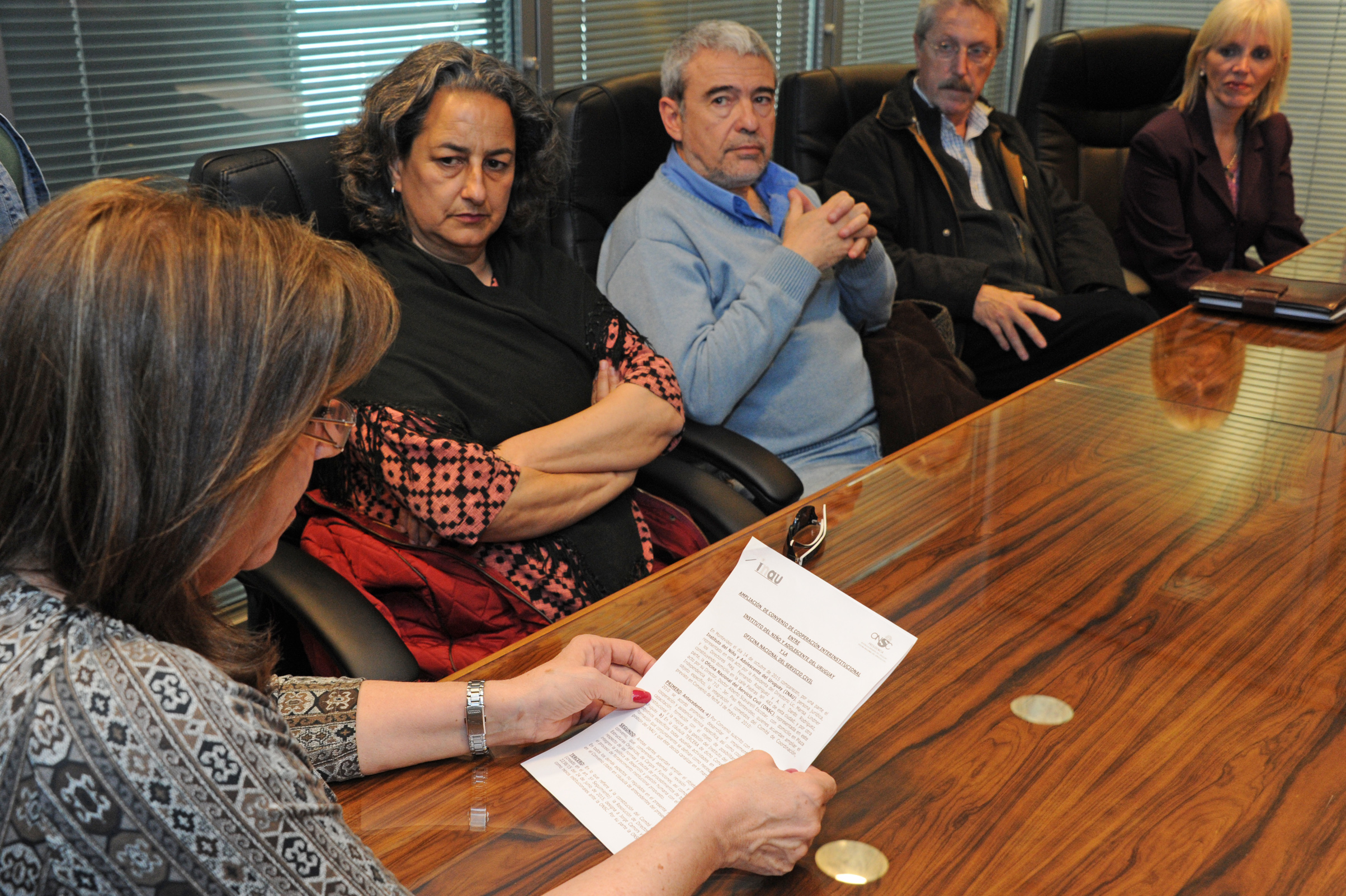 Director de ONSC, Alberto Scavarelli y Marisa Lindner, presidenta del Inau, junto a autoridades de ambos organismos durante la firma del acuerdo