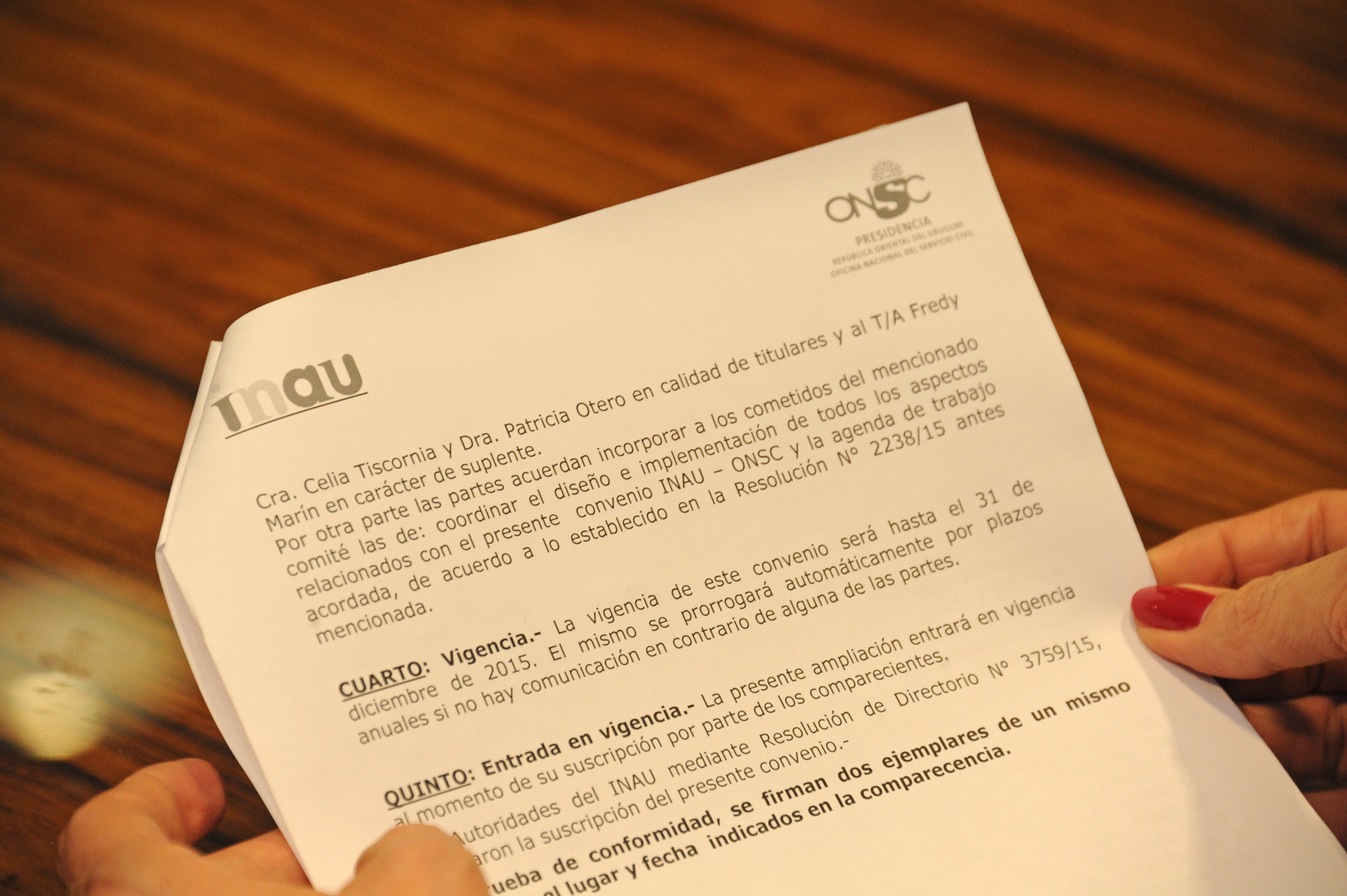 Director de ONSC, Alberto Scavarelli y Marisa Lindner, presidenta del Inau, junto a autoridades de ambos organismos durante la firma del acuerdo
