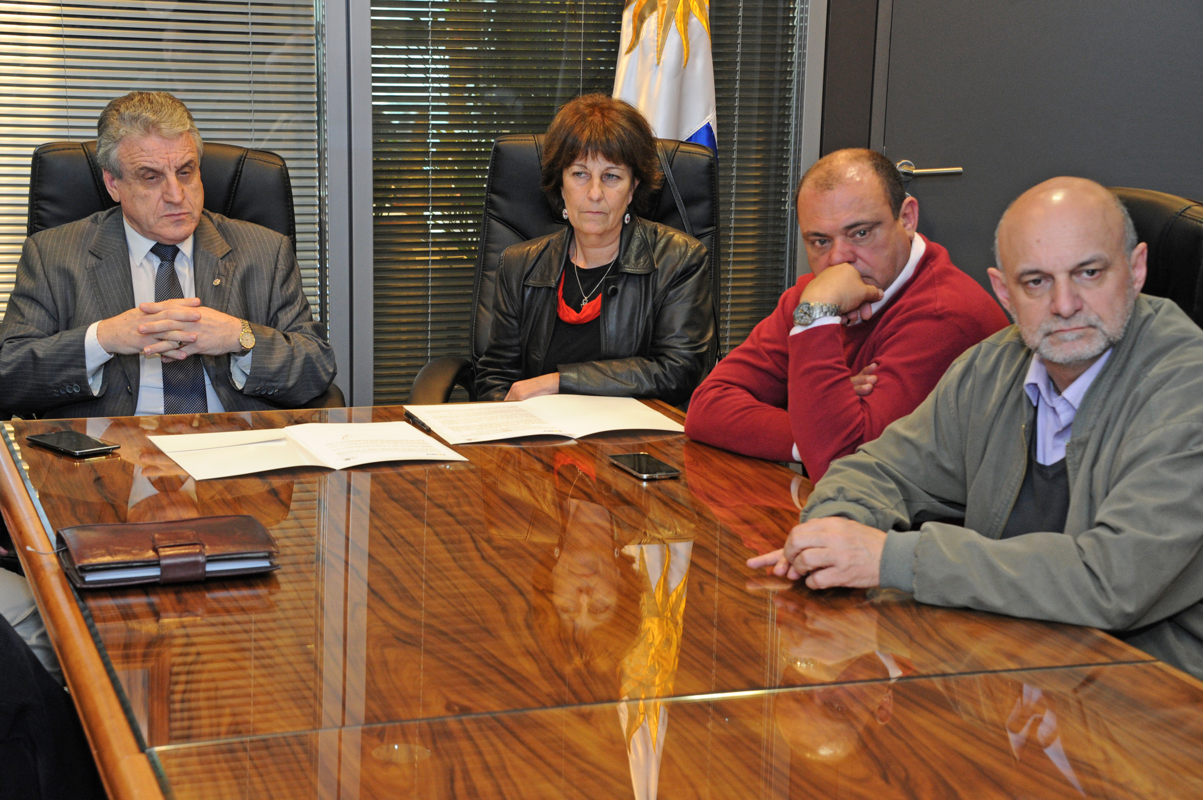 Director de ONSC, Alberto Scavarelli y Marisa Lindner, presidenta del Inau, junto a autoridades de ambos organismos durante la firma del acuerdo