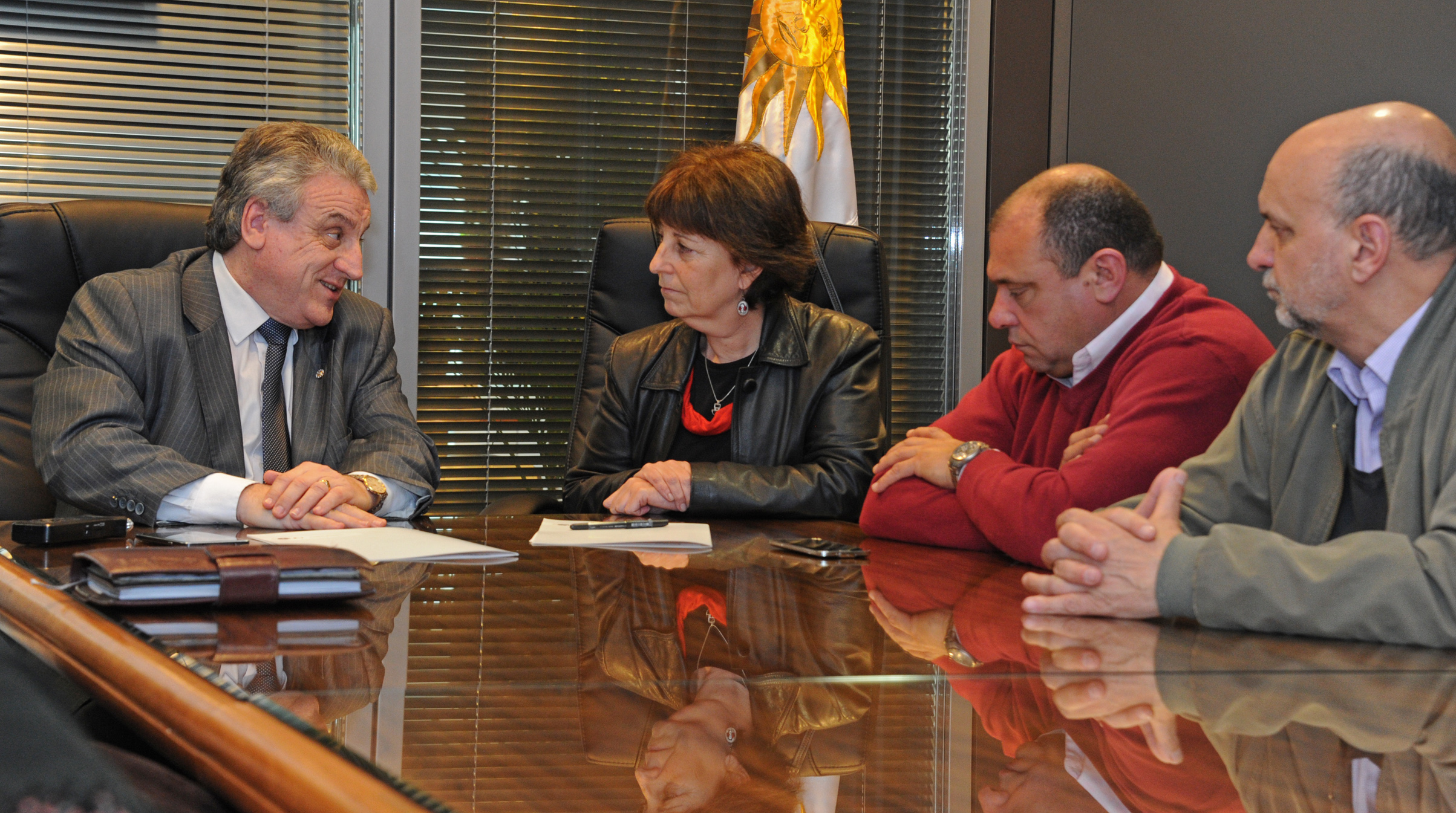 Director de ONSC, Alberto Scavarelli y Marisa Lindner, presidenta del Inau, junto a autoridades de ambos organismos durante la firma del acuerdo