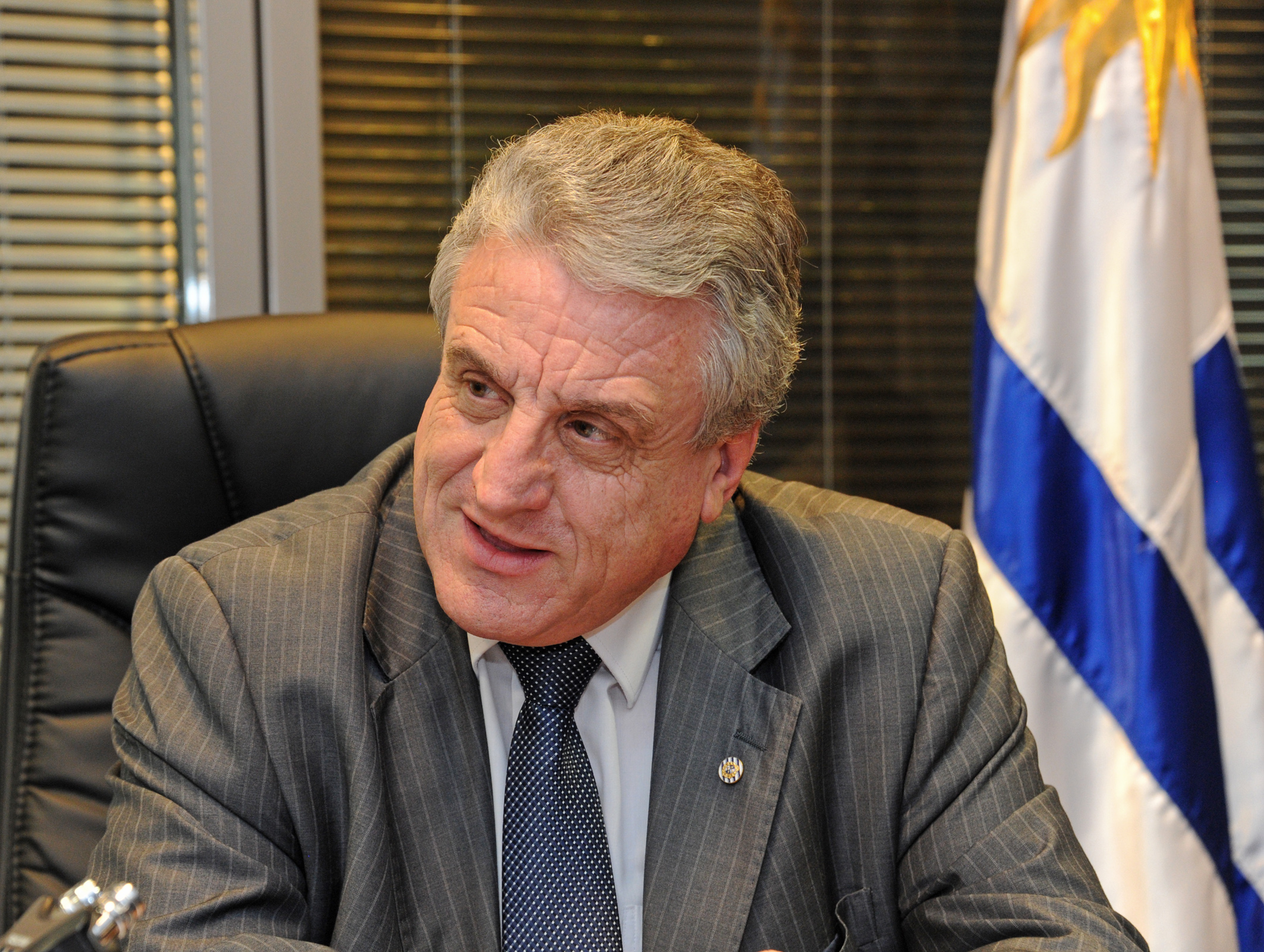 Director de ONSC, Alberto Scavarelli y Marisa Lindner, presidenta del Inau, junto a autoridades de ambos organismos durante la firma del acuerdo