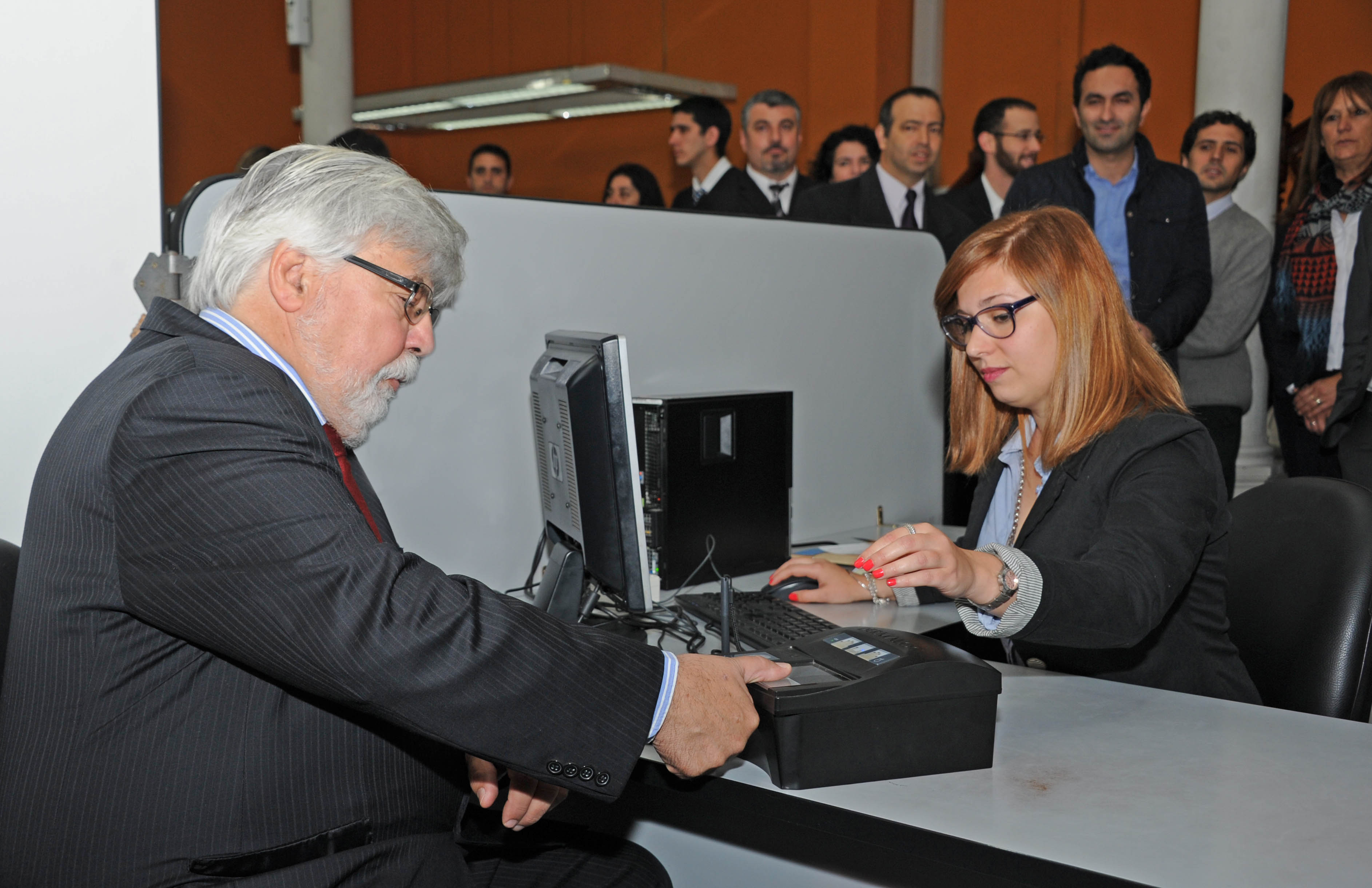 Ministro del Interior, Eduardo Bonomi tramitando su pasaporte