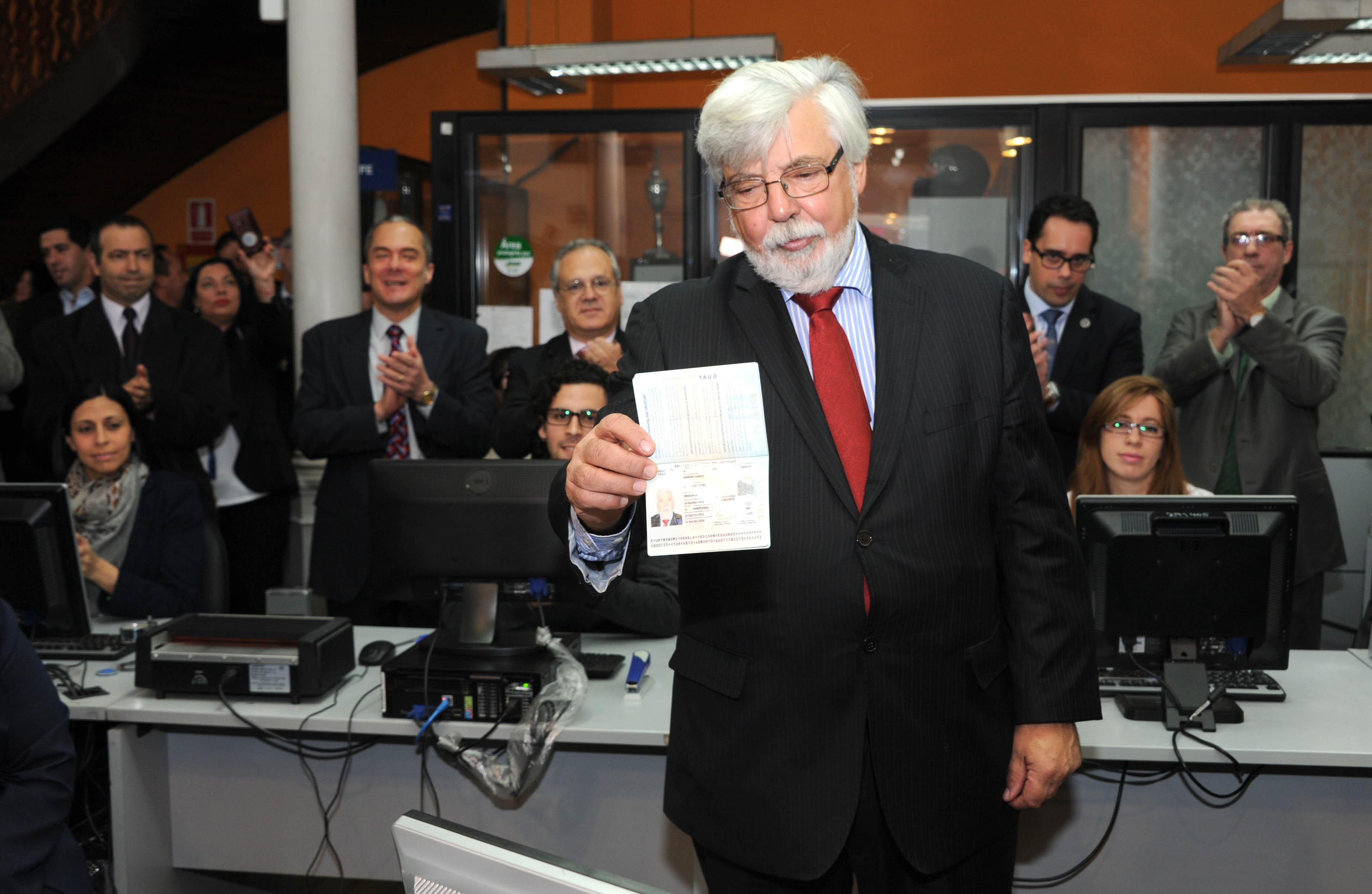 Ministro del Interior, Eduardo Bonomi tramitando su pasaporte