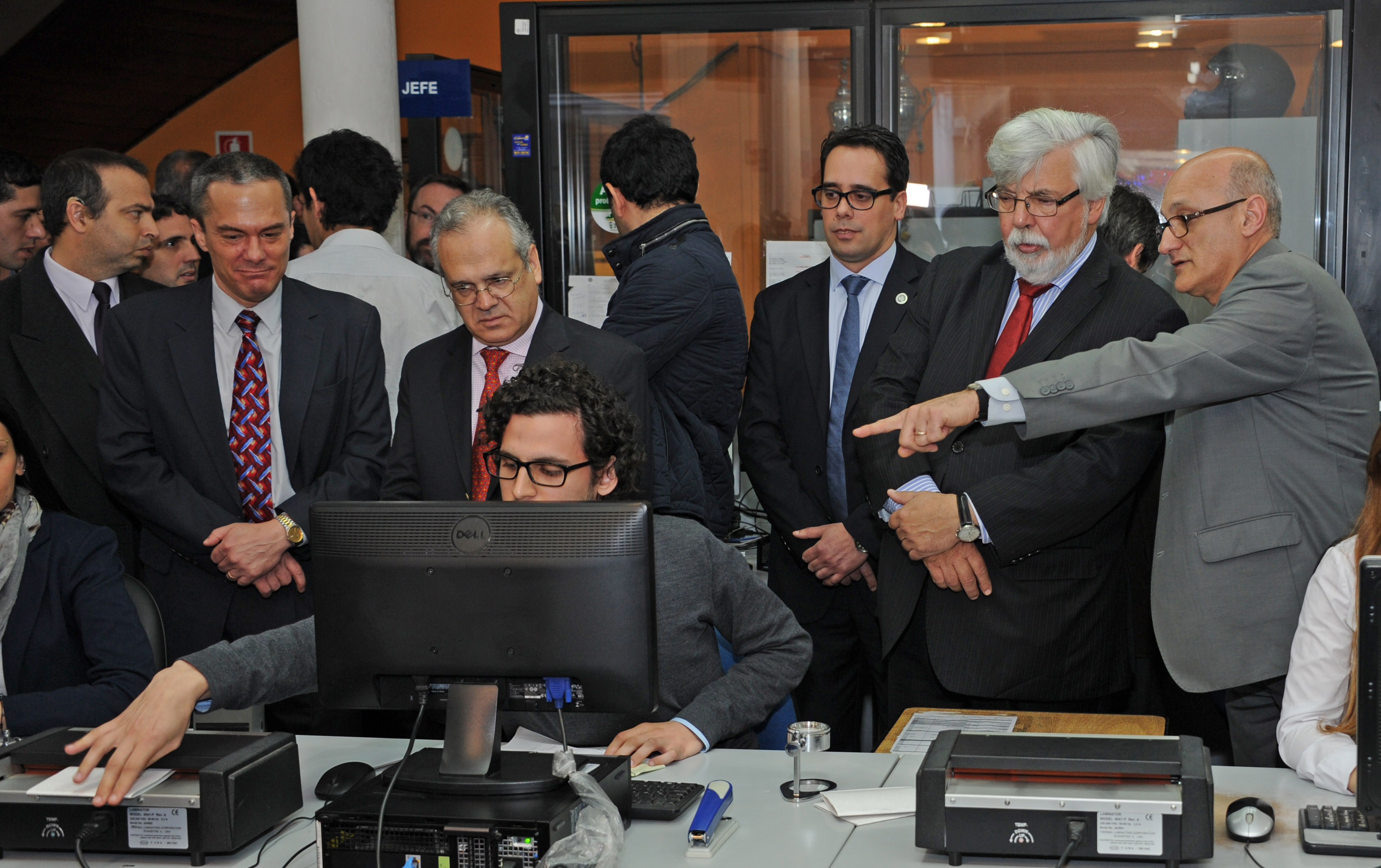 Ministro del Interior, Eduardo Bonomi tramitando su pasaporte