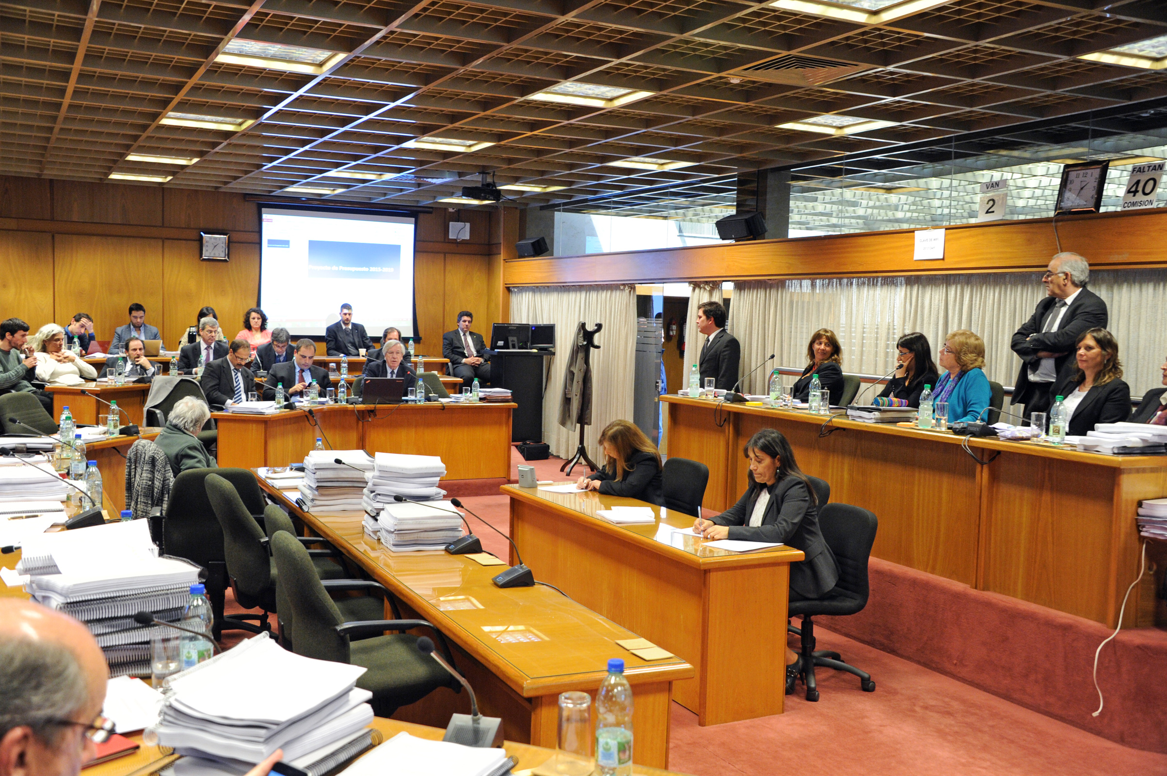 Danilo Astori y el equipo económico, concurrieron a la comisión de Hacienda del Senado