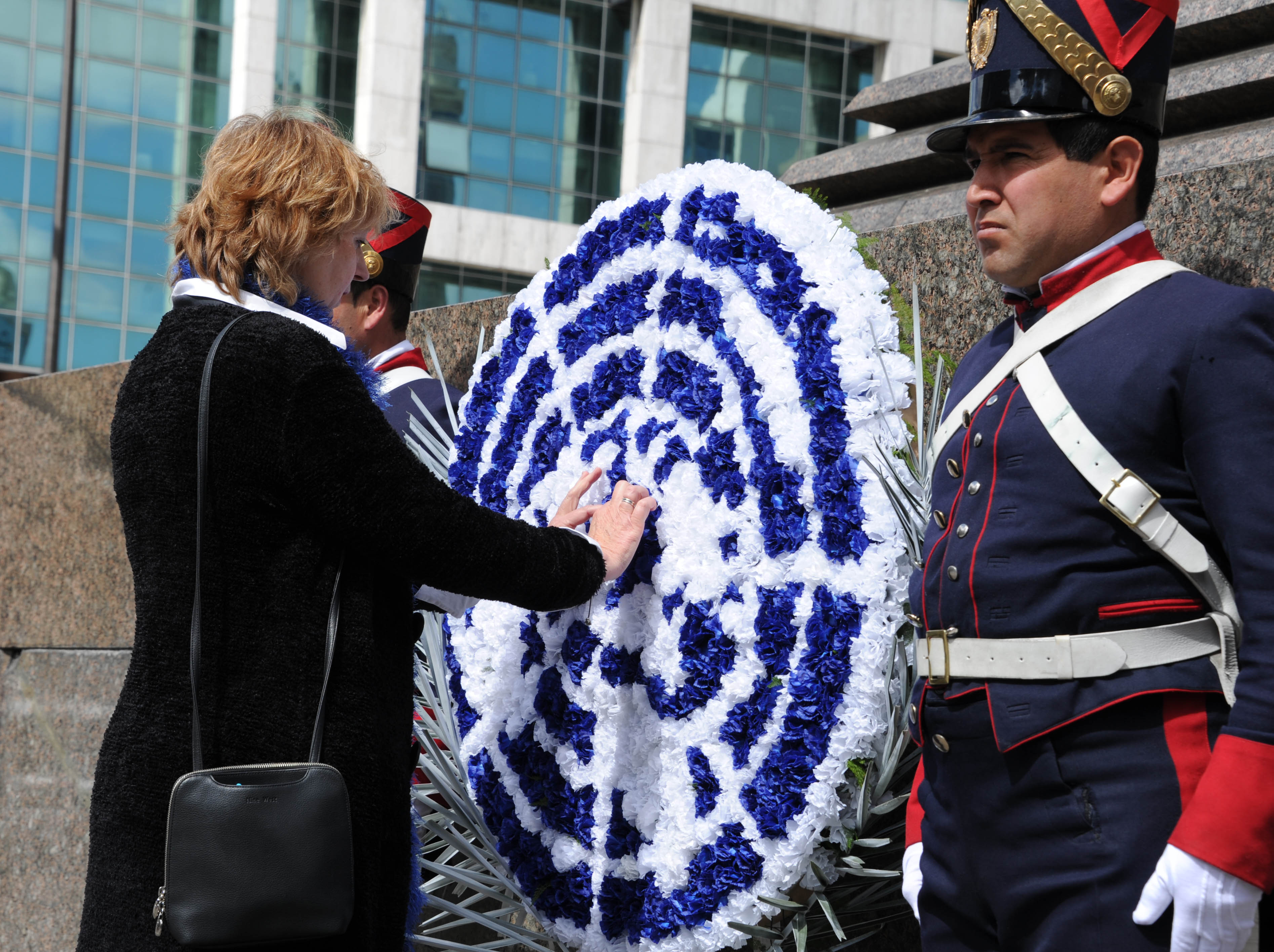La Coordinadora Residente de las Naciones Unidas, Denise Cook colocando un ofrenda floral
