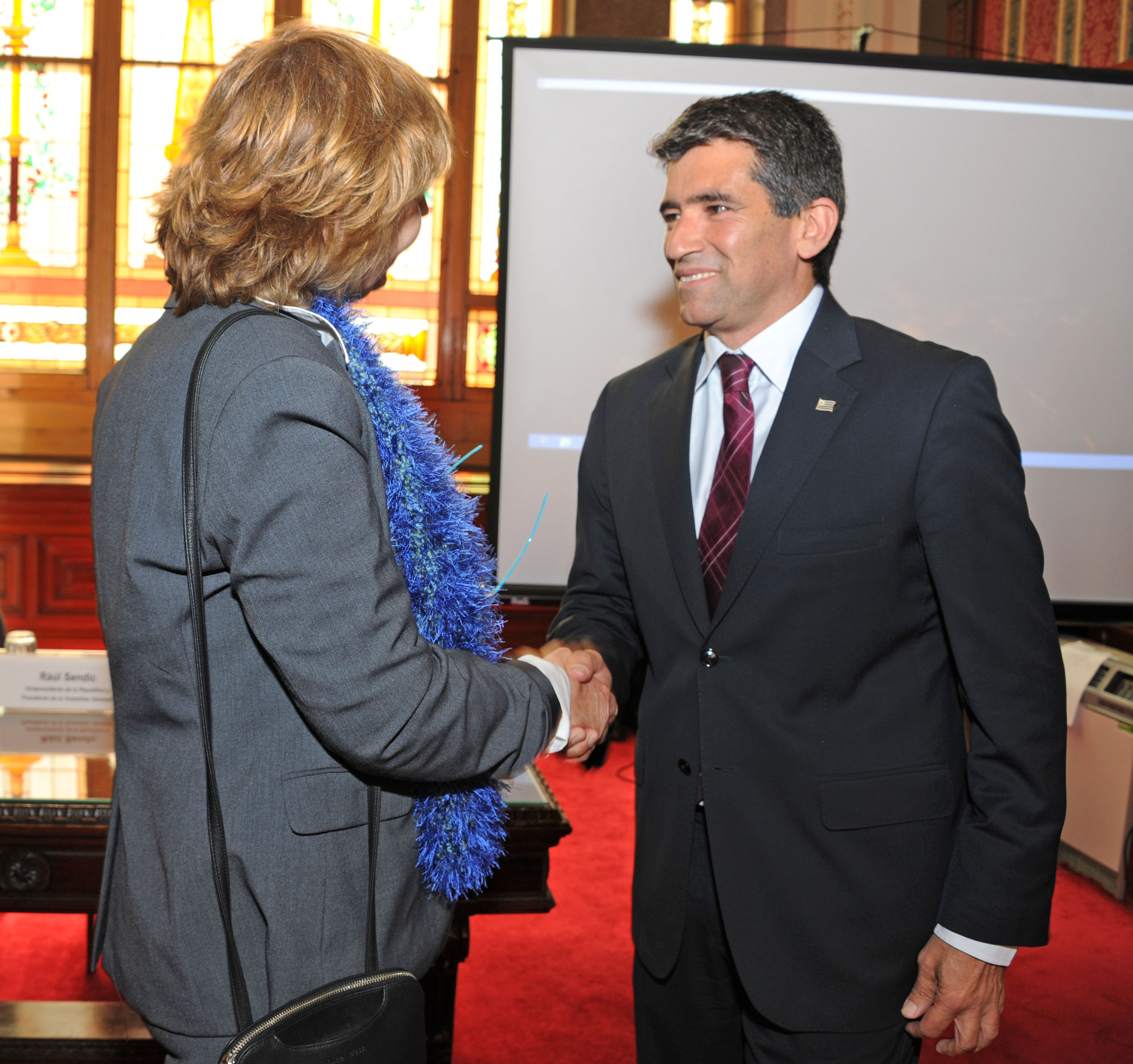 Denise Cook y Raúl Sendic, se saludan