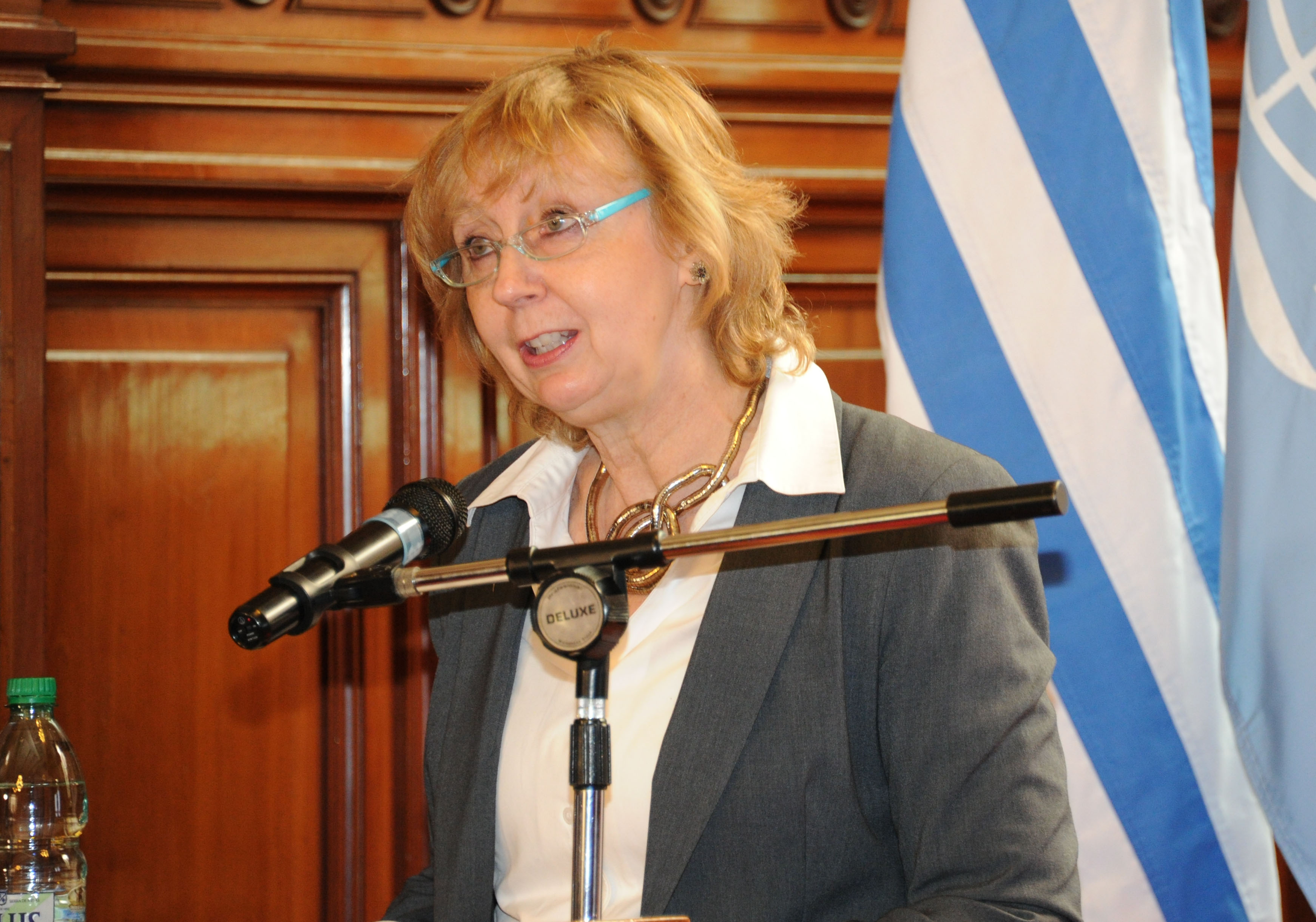 Denise Cook dirigiéndose a los presentes