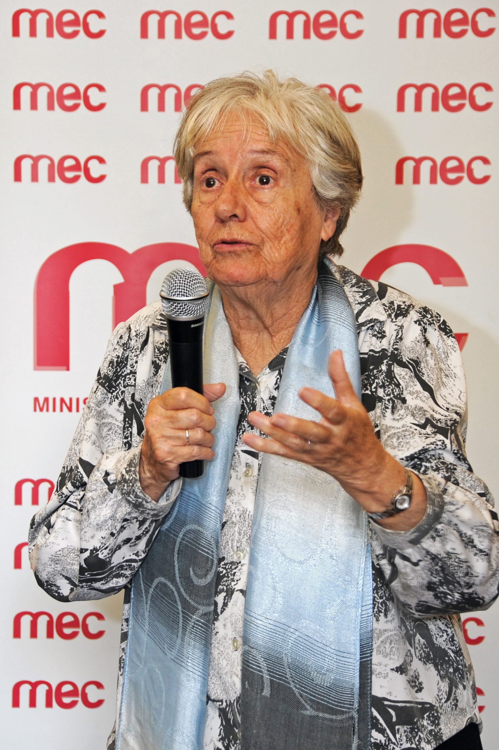 El Ministerio de Educación y Cultura entregó el Gran Premio a la Labor Intelectual 2012- 2014 a la poeta Circe Maia