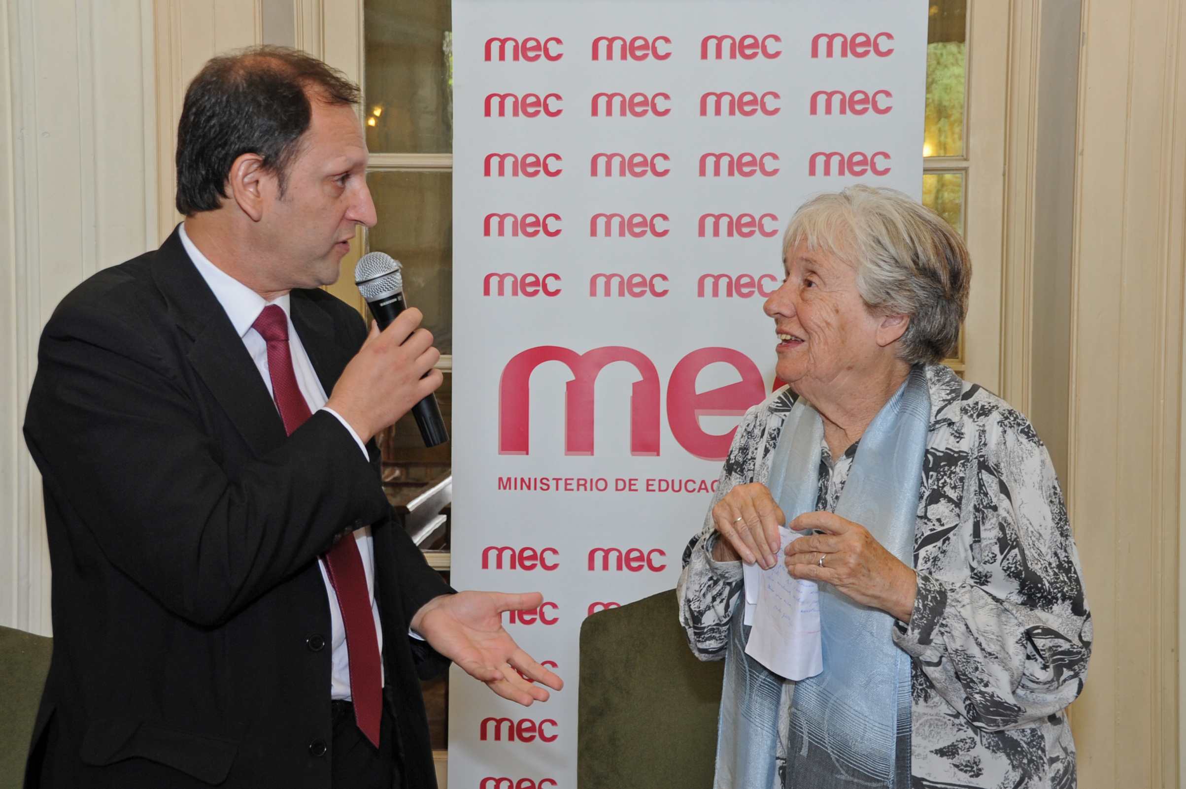 El Ministerio de Educación y Cultura entregó el Gran Premio a la Labor Intelectual 2012- 2014 a la poeta Circe Maia