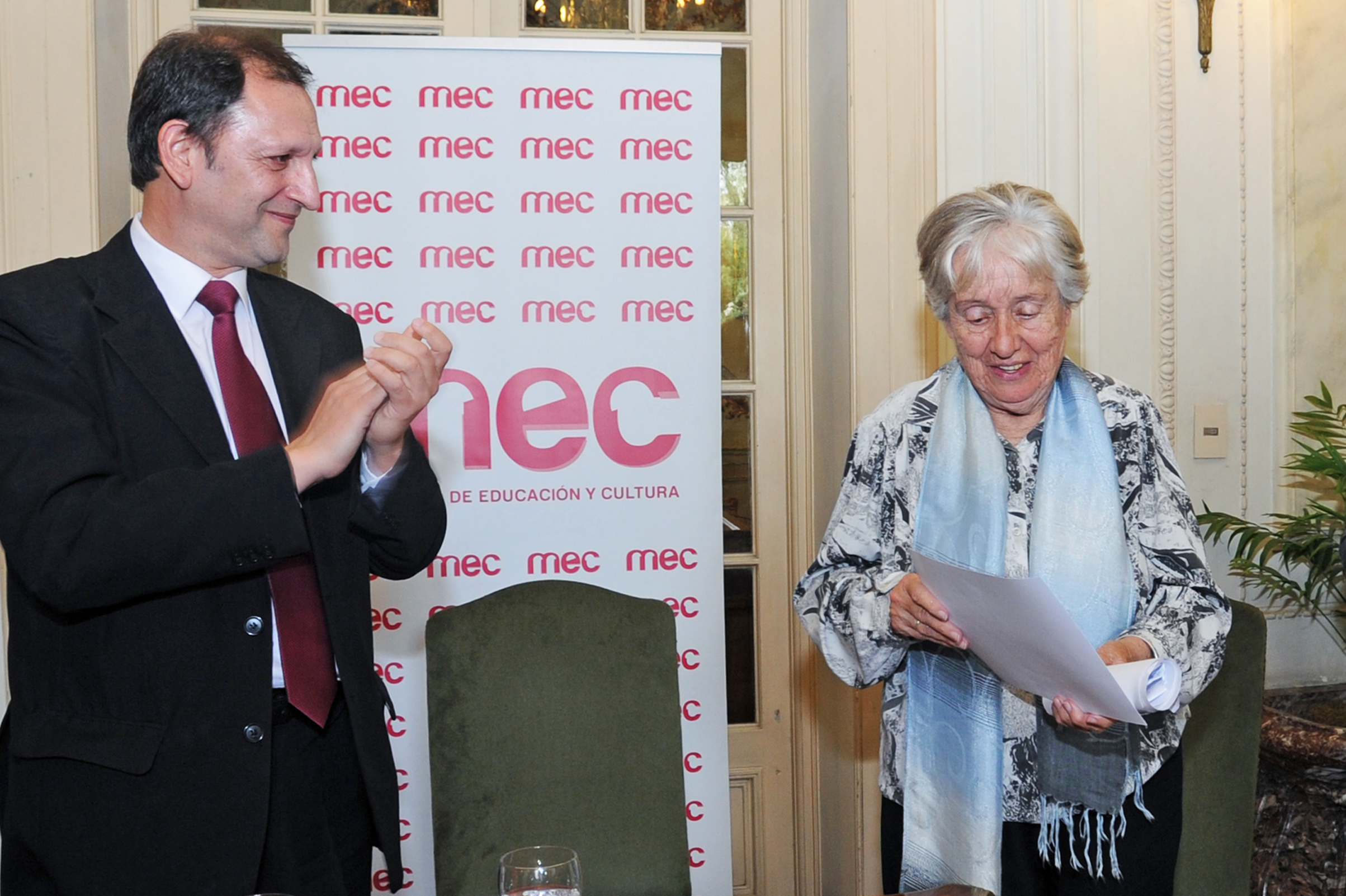 El Ministerio de Educación y Cultura entregó el Gran Premio a la Labor Intelectual 2012- 2014 a la poeta Circe Maia