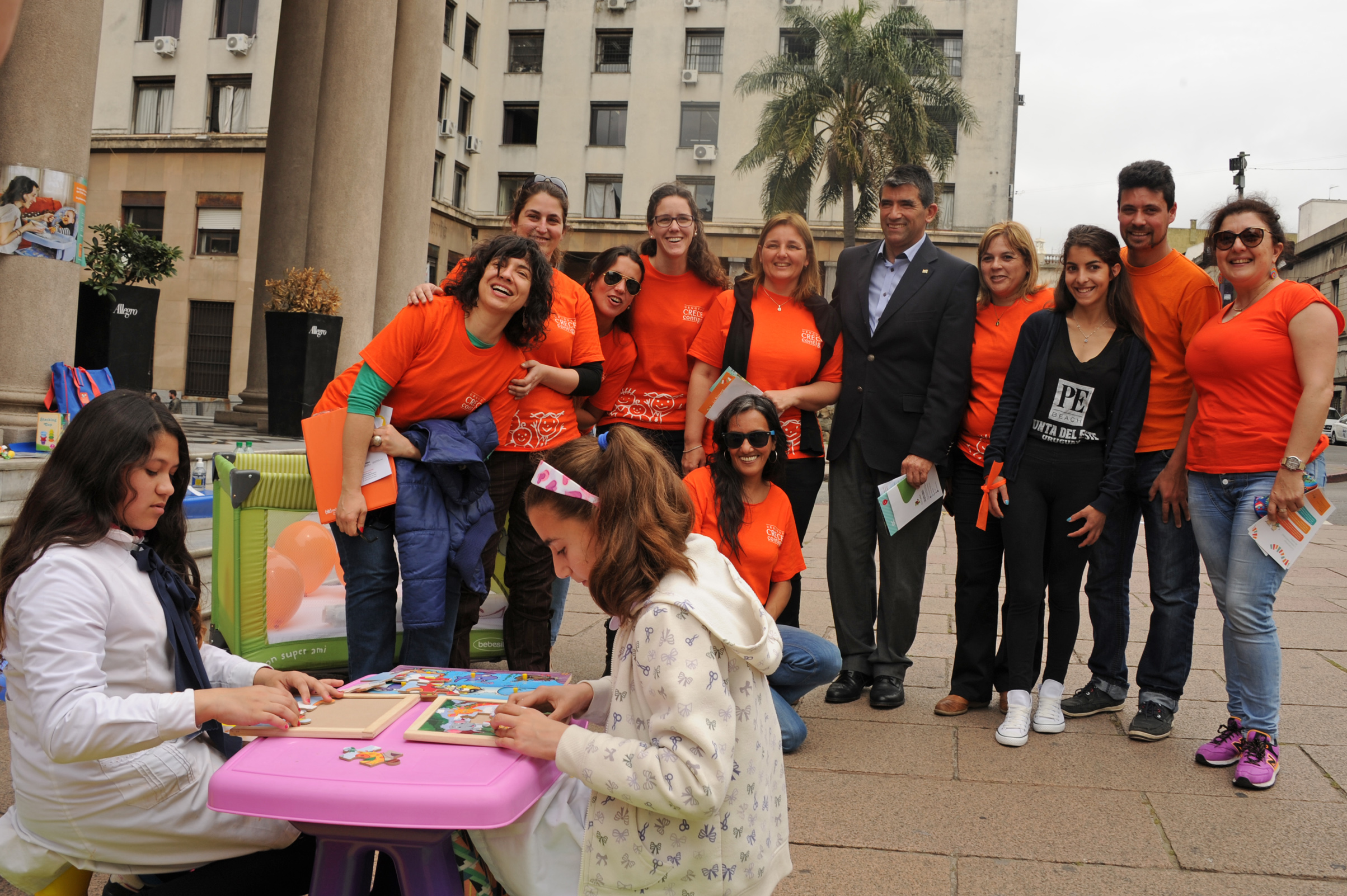 Lanzamiento del Plan Nacional de Voluntariado se llevó a cabo en la Torre Ejecutiva y en la explanada del Teatro Solís