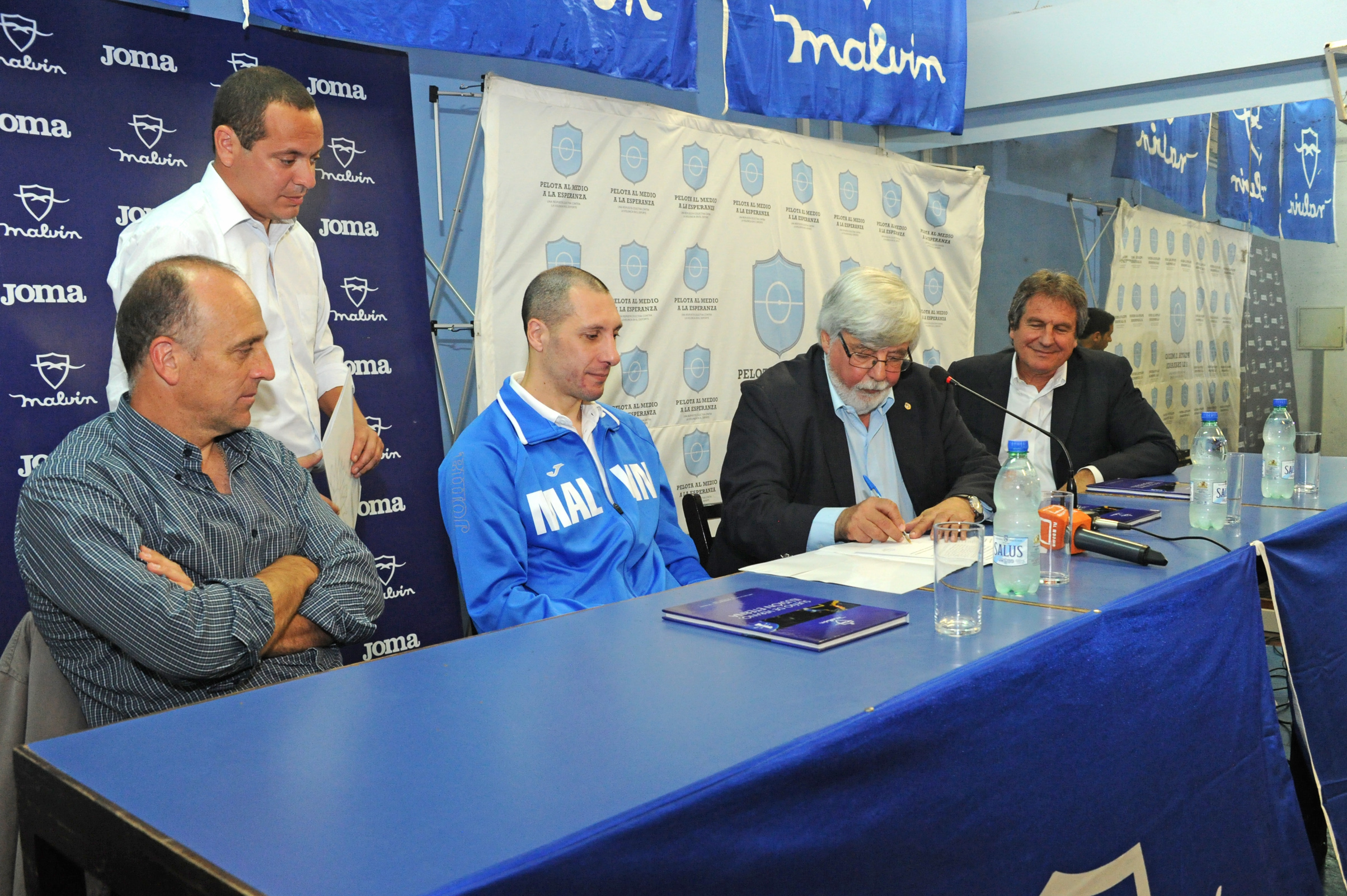 Firma de convenio entre Pelota al Medio, el Club Malvín y el basquetbolista Nicolás Mazzarino