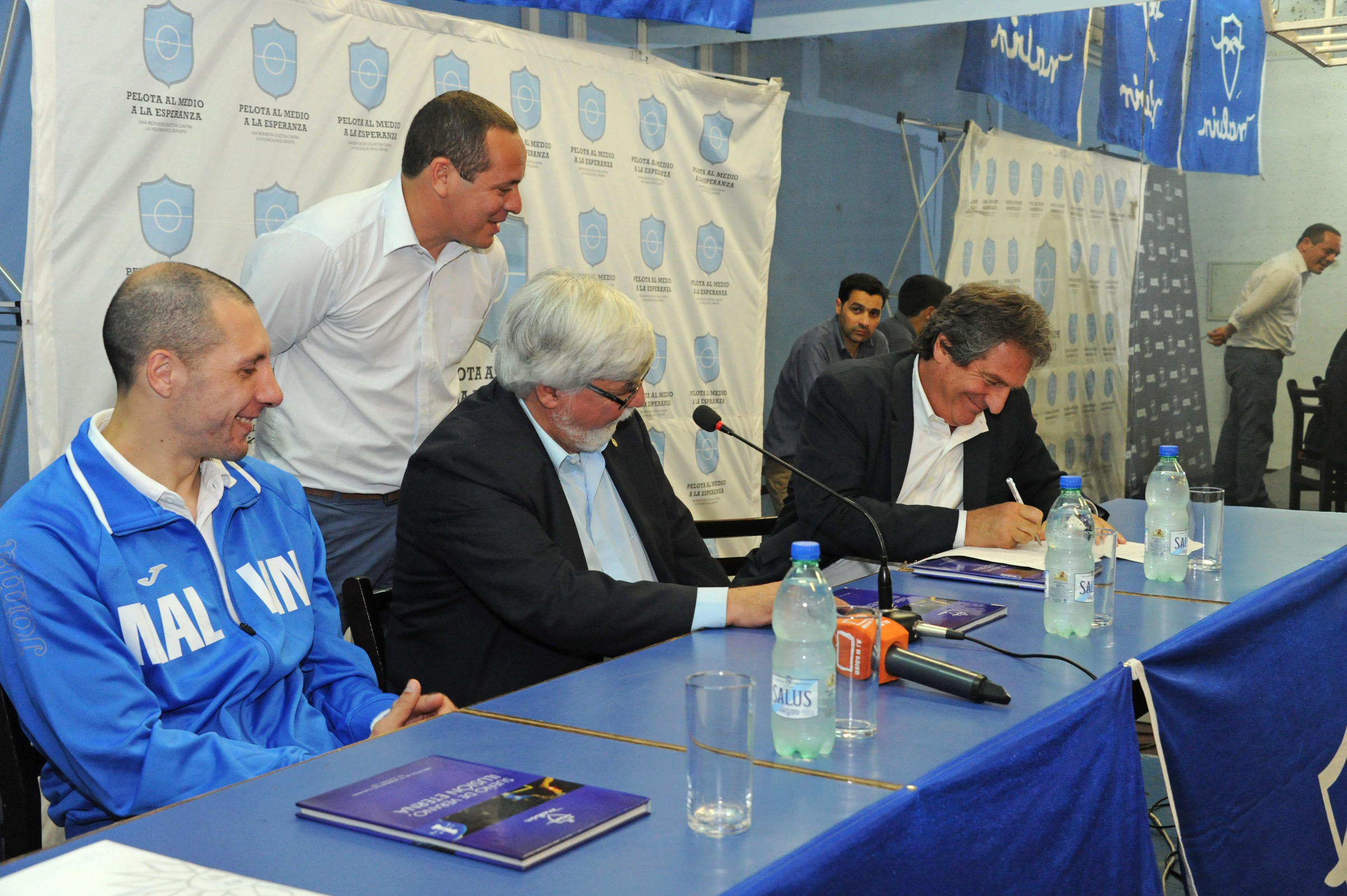 Firma de convenio entre Pelota al Medio, el Club Malvín y el basquetbolista Nicolás Mazzarino