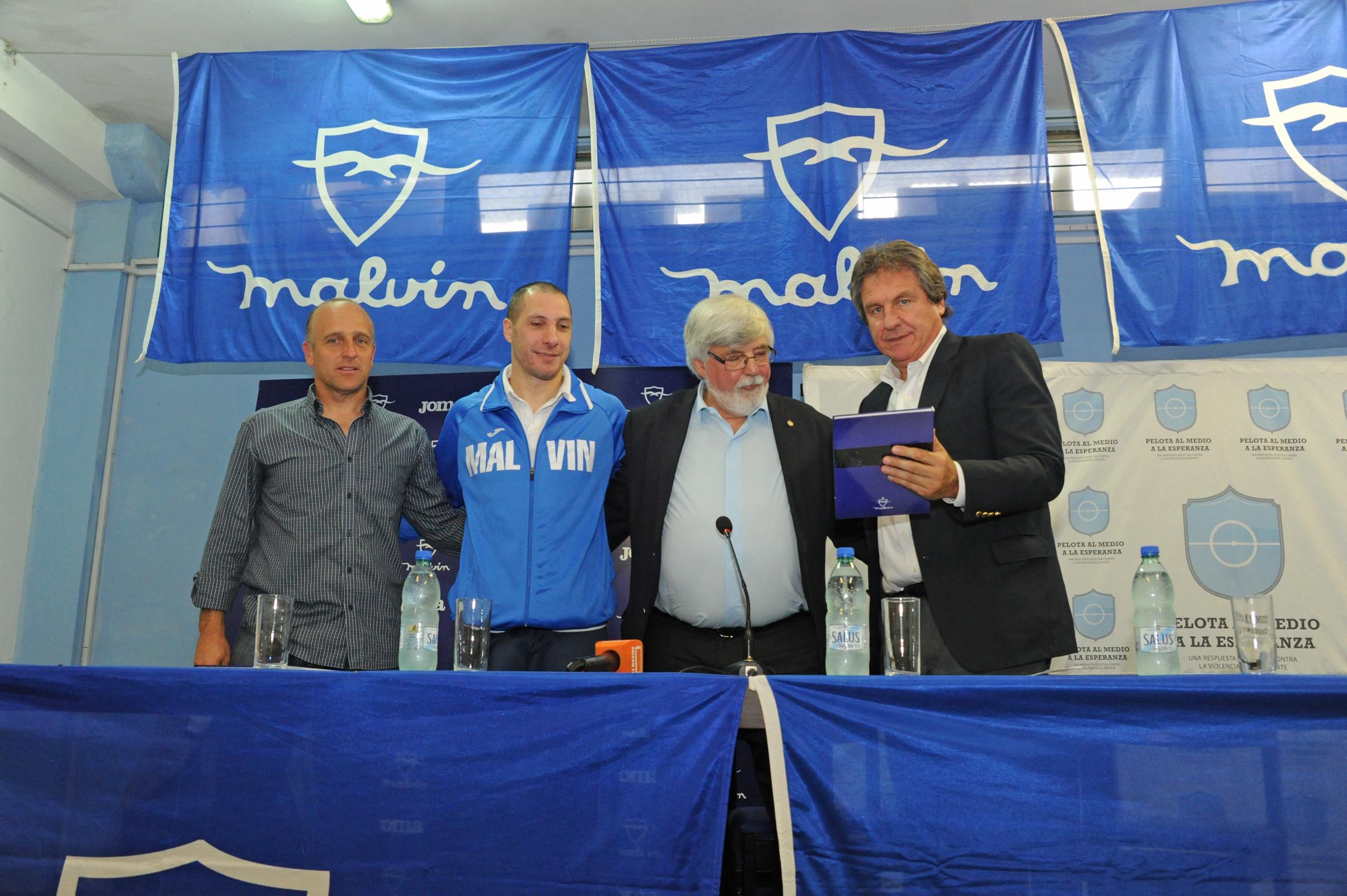 Firma de convenio entre Pelota al Medio, el Club Malvín y el basquetbolista Nicolás Mazzarino