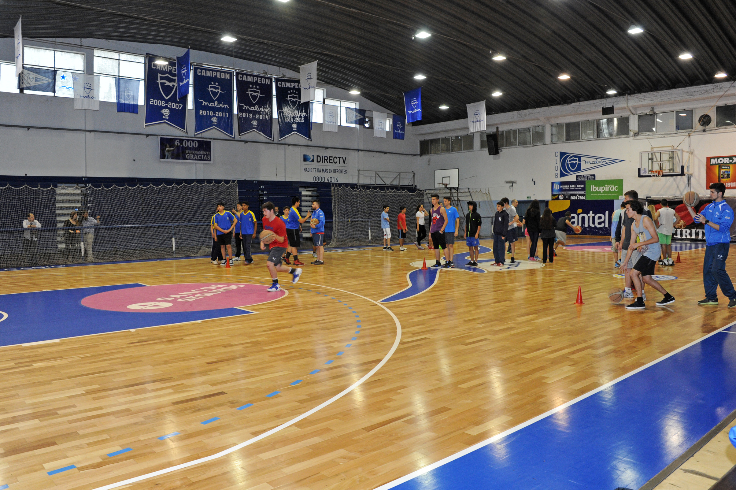 Firma de convenio entre Pelota al Medio, el Club Malvín y el basquetbolista Nicolás Mazzarino