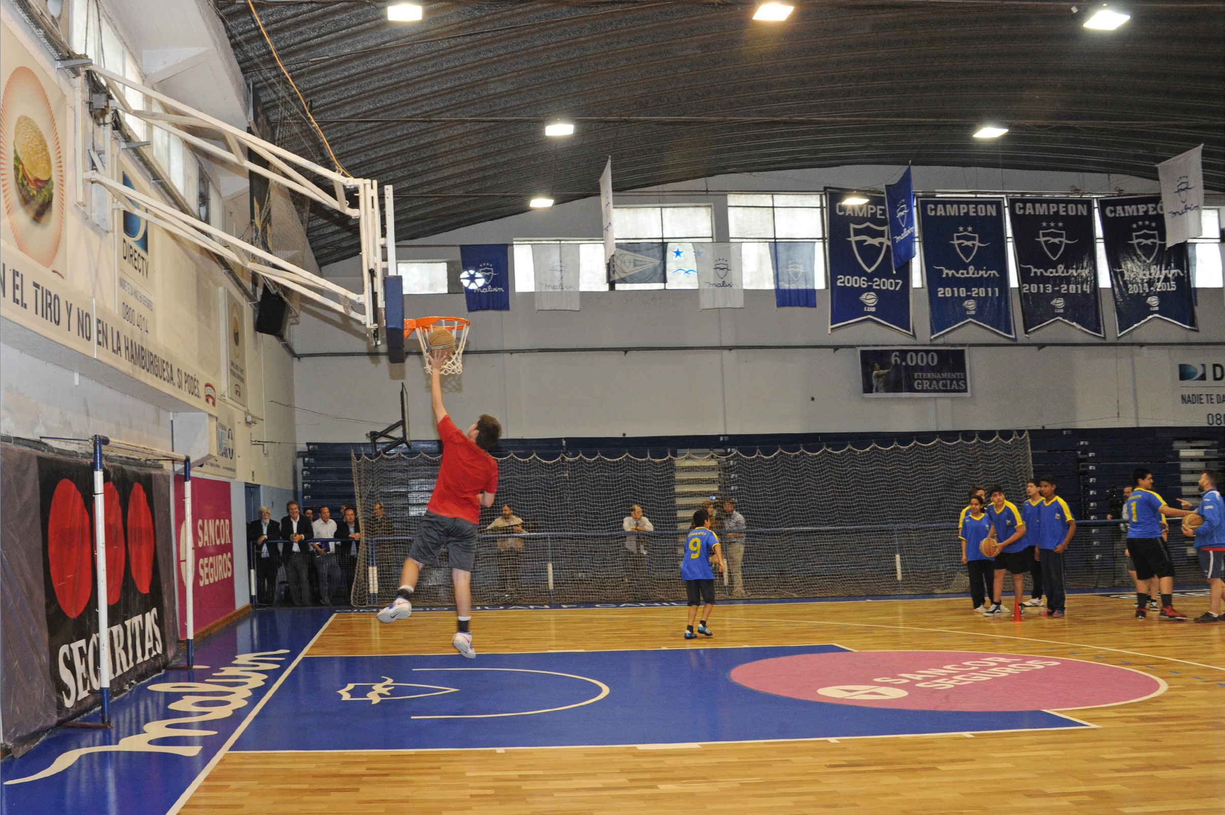 Firma de convenio entre Pelota al Medio, el Club Malvín y el basquetbolista Nicolás Mazzarino