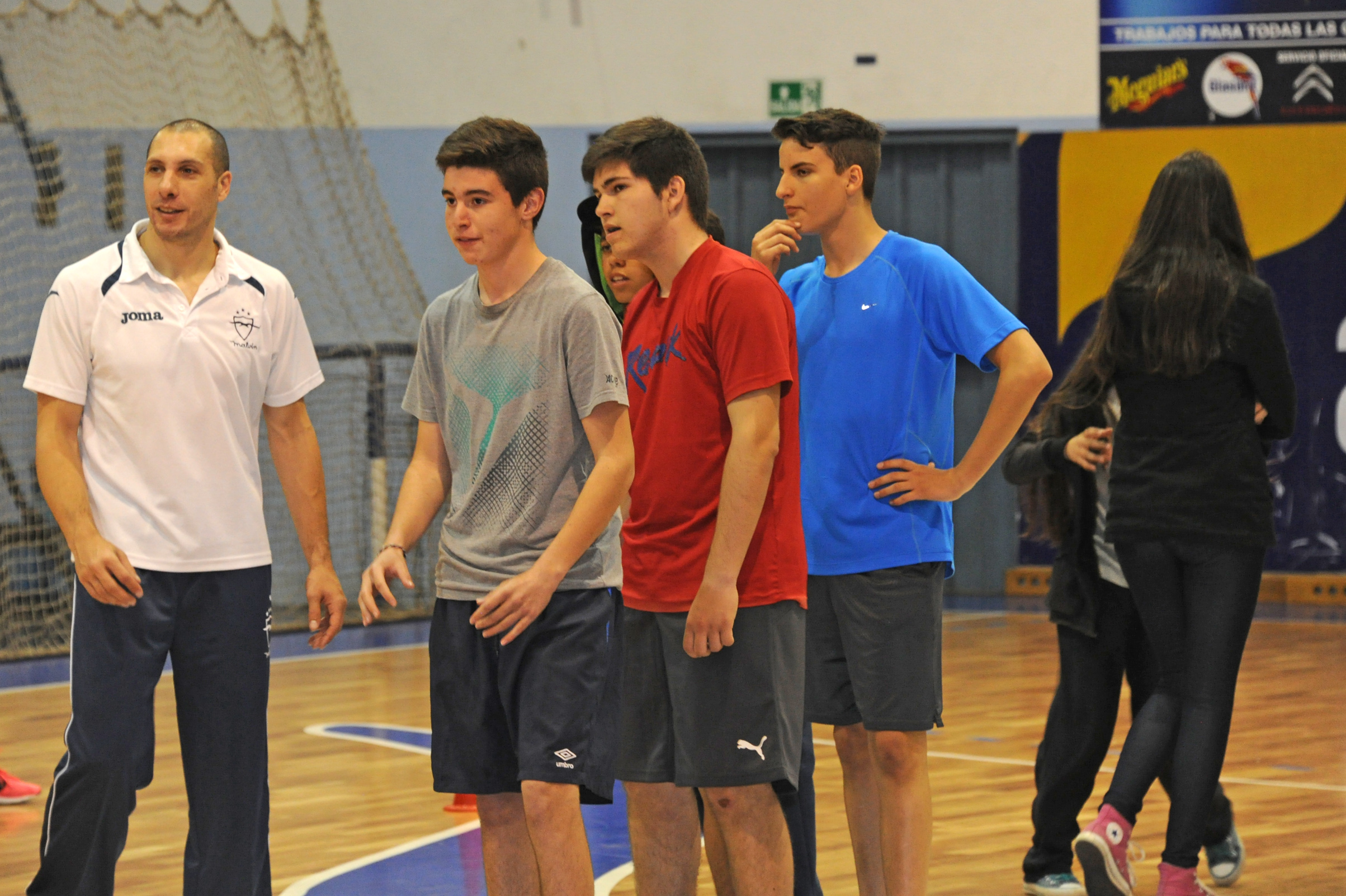Firma de convenio entre Pelota al Medio, el Club Malvín y el basquetbolista Nicolás Mazzarino