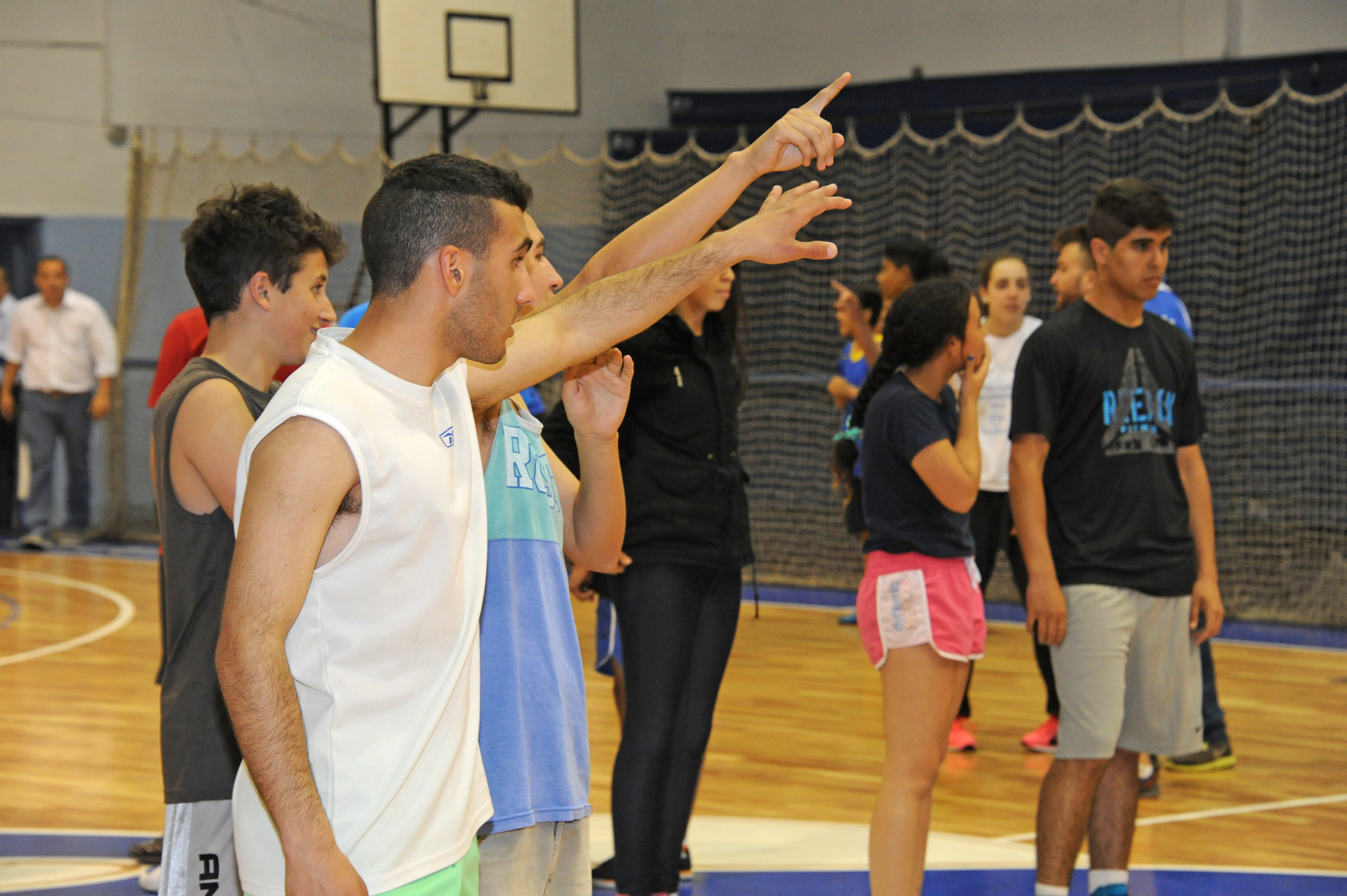Firma de convenio entre Pelota al Medio, el Club Malvín y el basquetbolista Nicolás Mazzarino