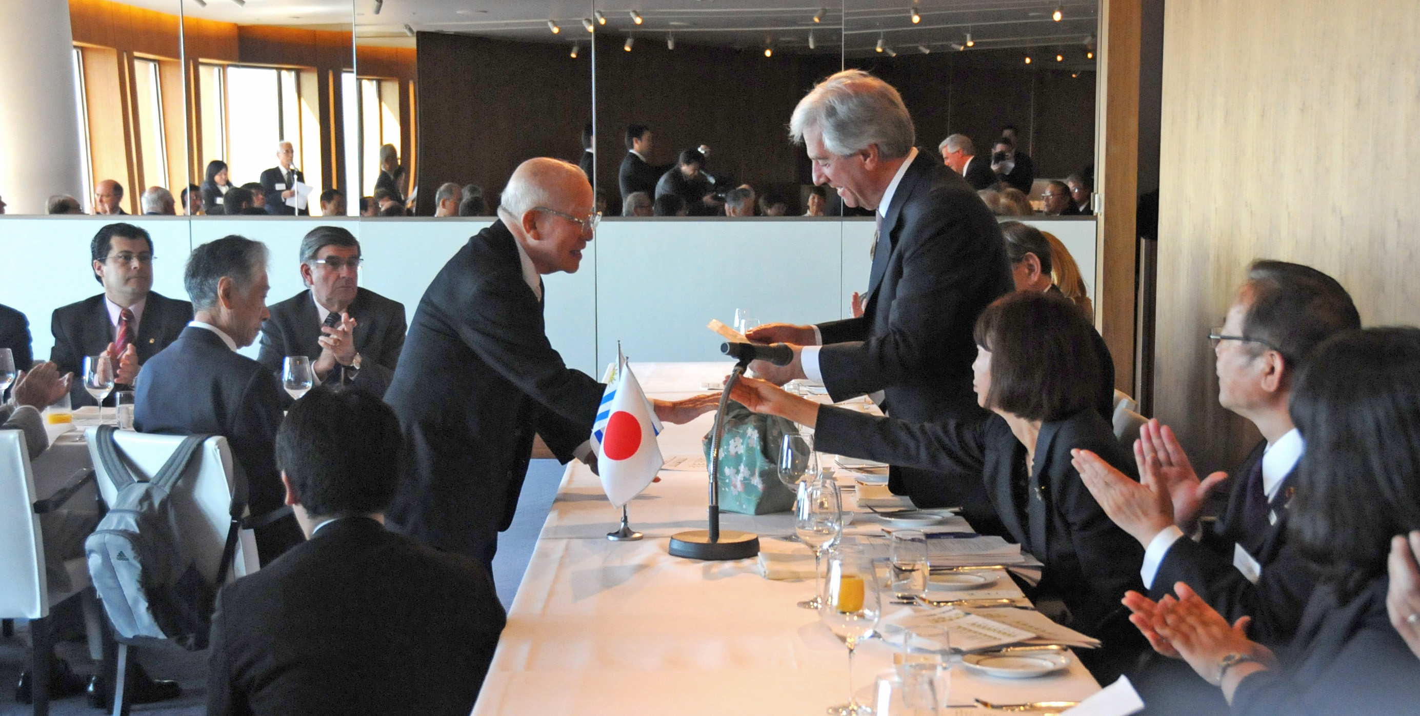 Vázquez se reunió con la sociedad Japón-Uruguay