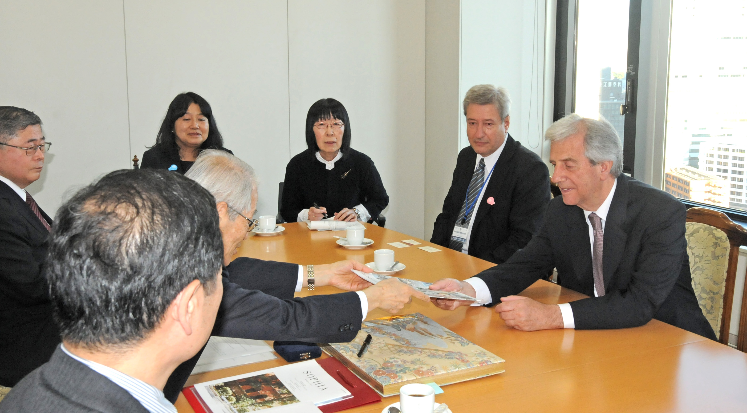 Tabaré Vázquez reunido con las autoridades de la Universidad Sofía de Tokio