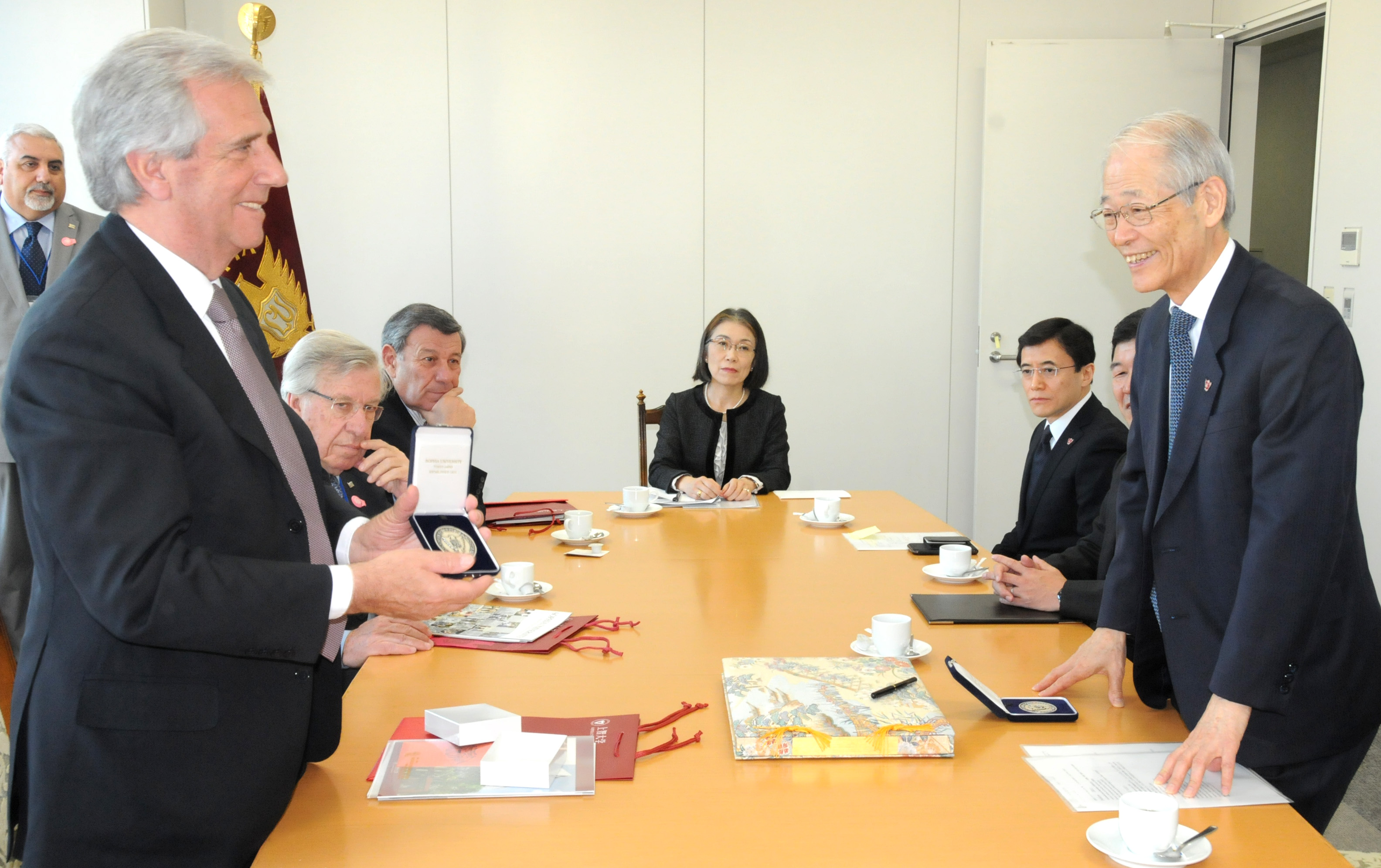 Tabaré Vázquez reunido con las autoridades de la Universidad Sofía de Tokio