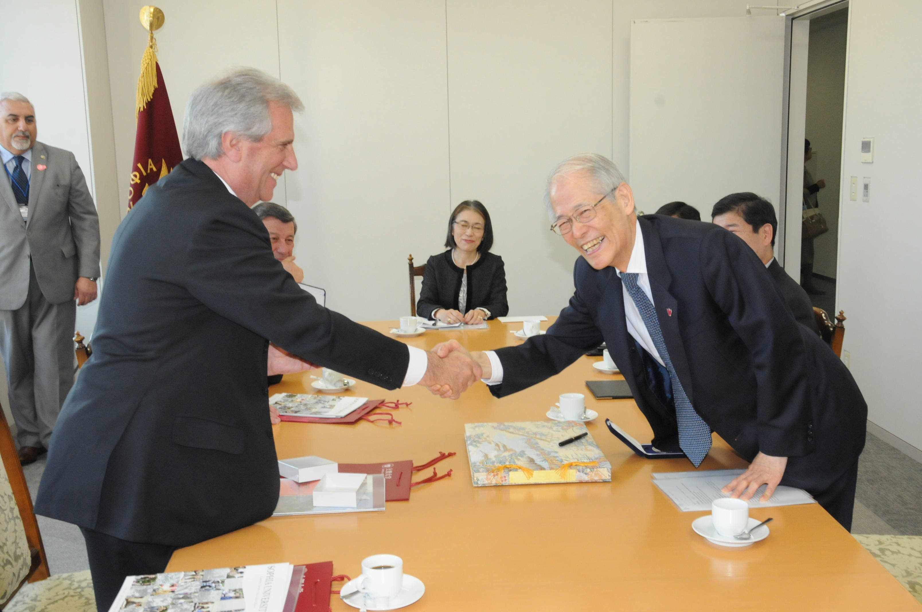 Tabaré Vázquez reunido con las autoridades de la Universidad Sofía de Tokio