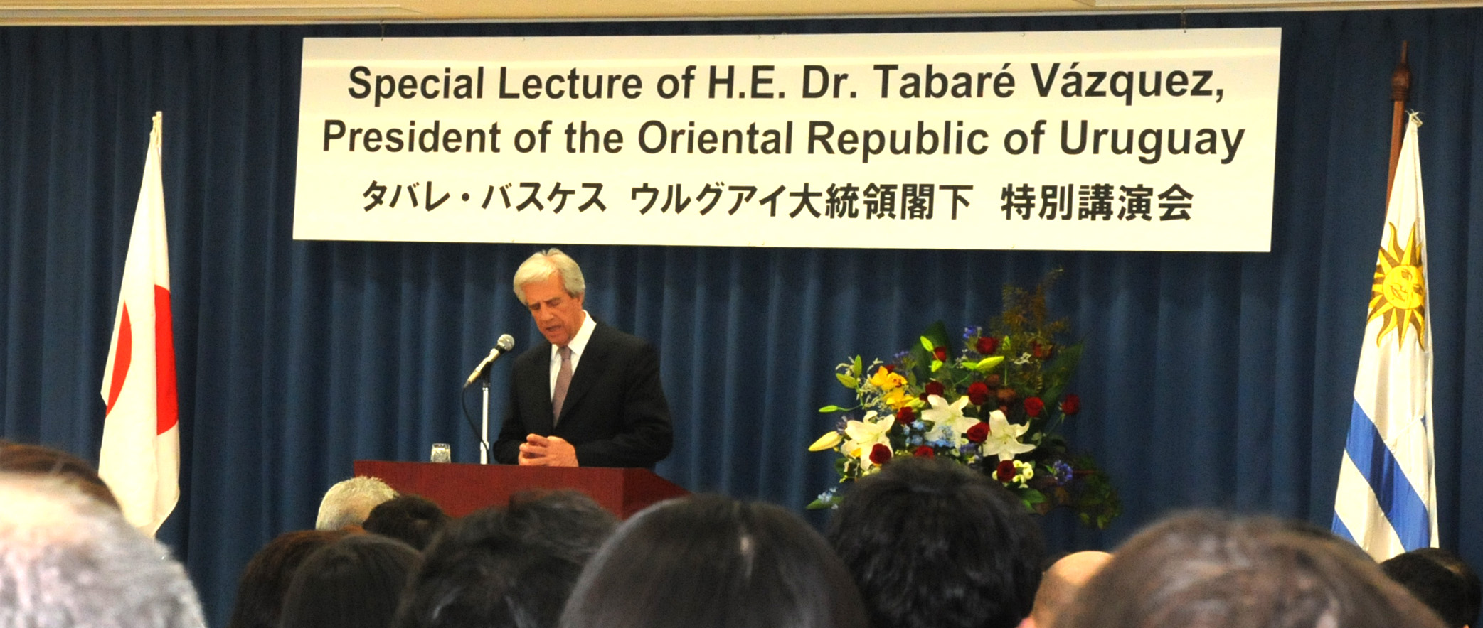 Tabaré Vázquez disertando en la Universidad Sofía de Tokio