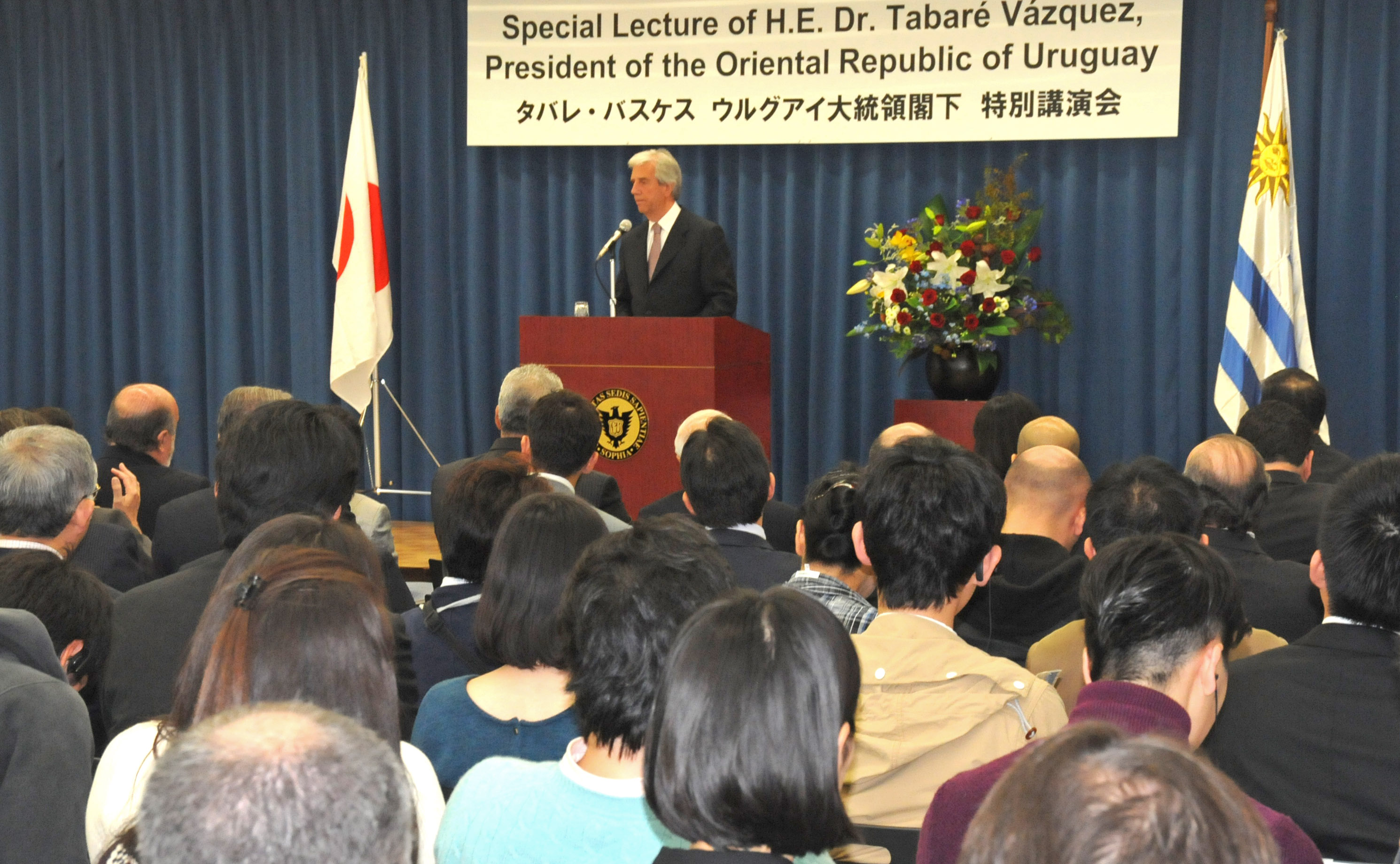 Tabaré Vázquez disertando en la Universidad Sofía de Tokio