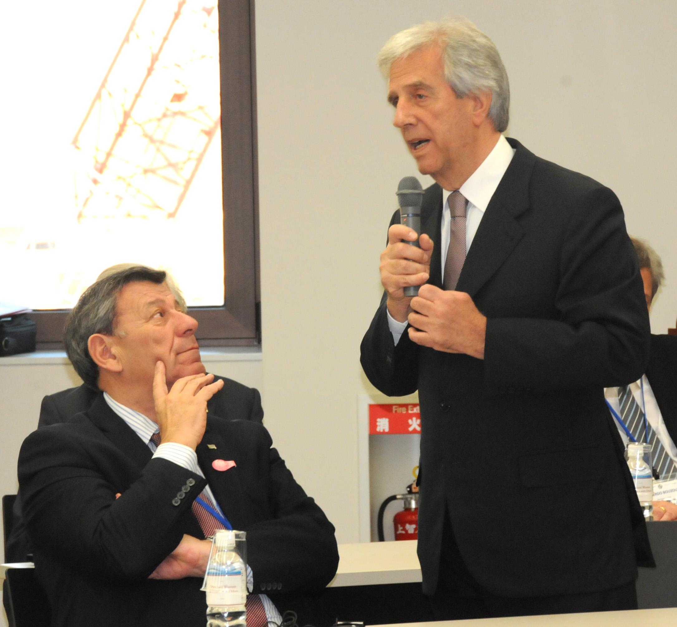 Tabaré Vázquez disertando en la Universidad Sofía de Tokio