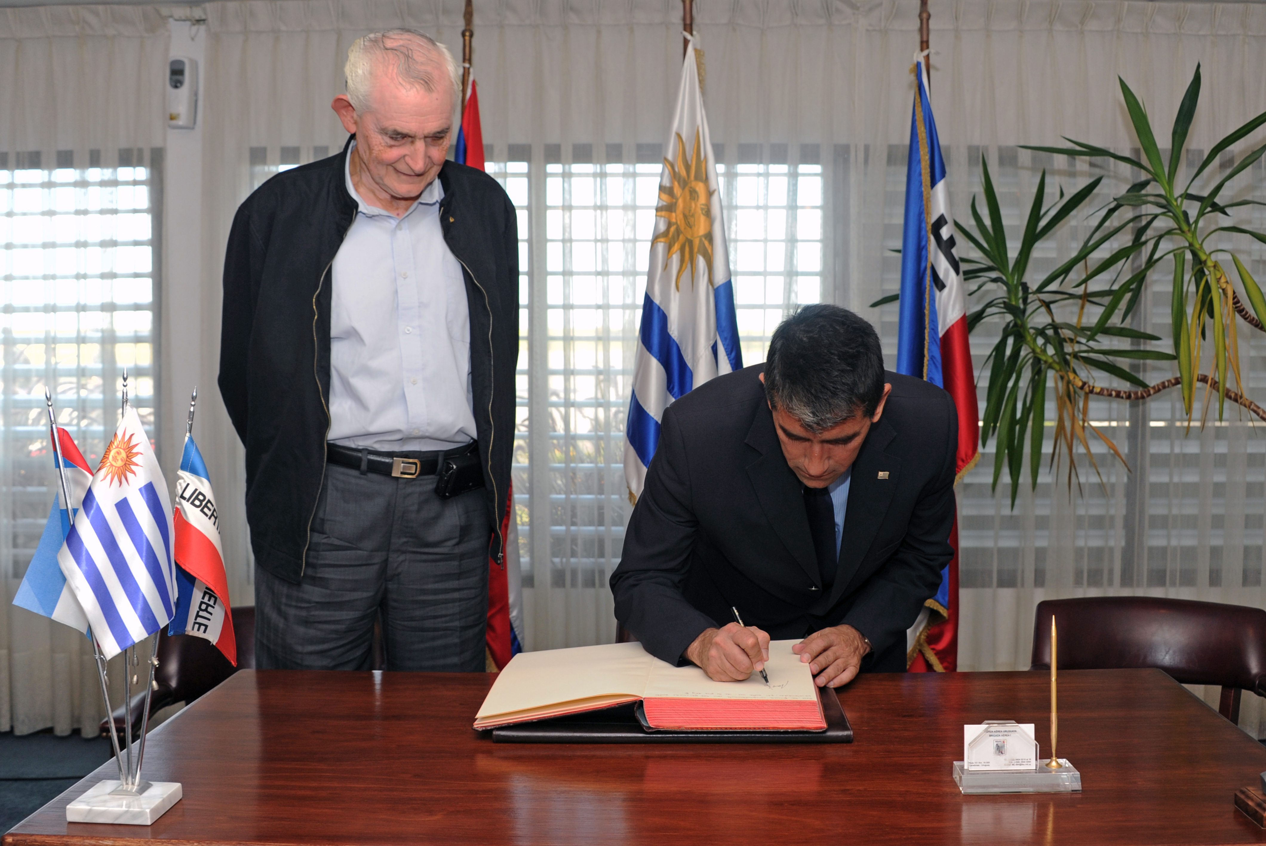 Ernesto Agazzi asume como Presidente de Uruguay ante ausencias de Vázquez y Sendicº