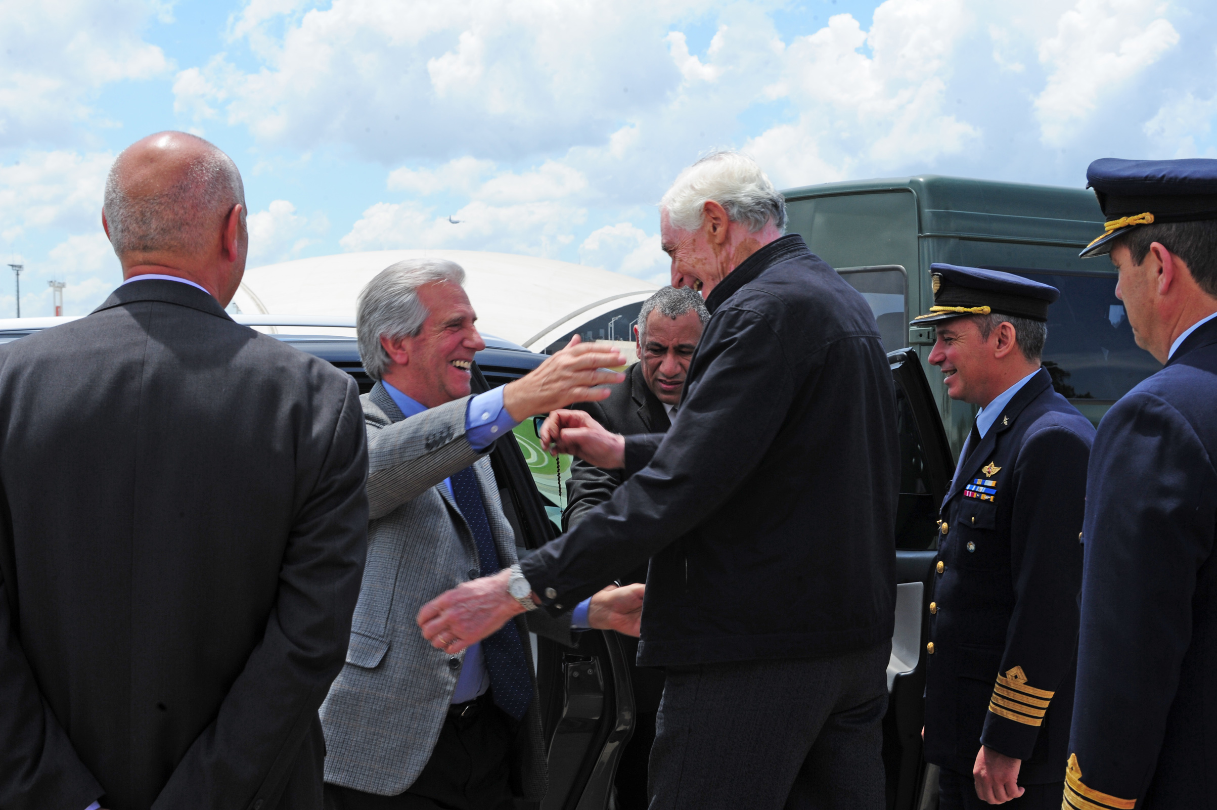 Tabaré Vázquez es recibido por el Presidente de la República en ejercicio, Ernesto Agazzi