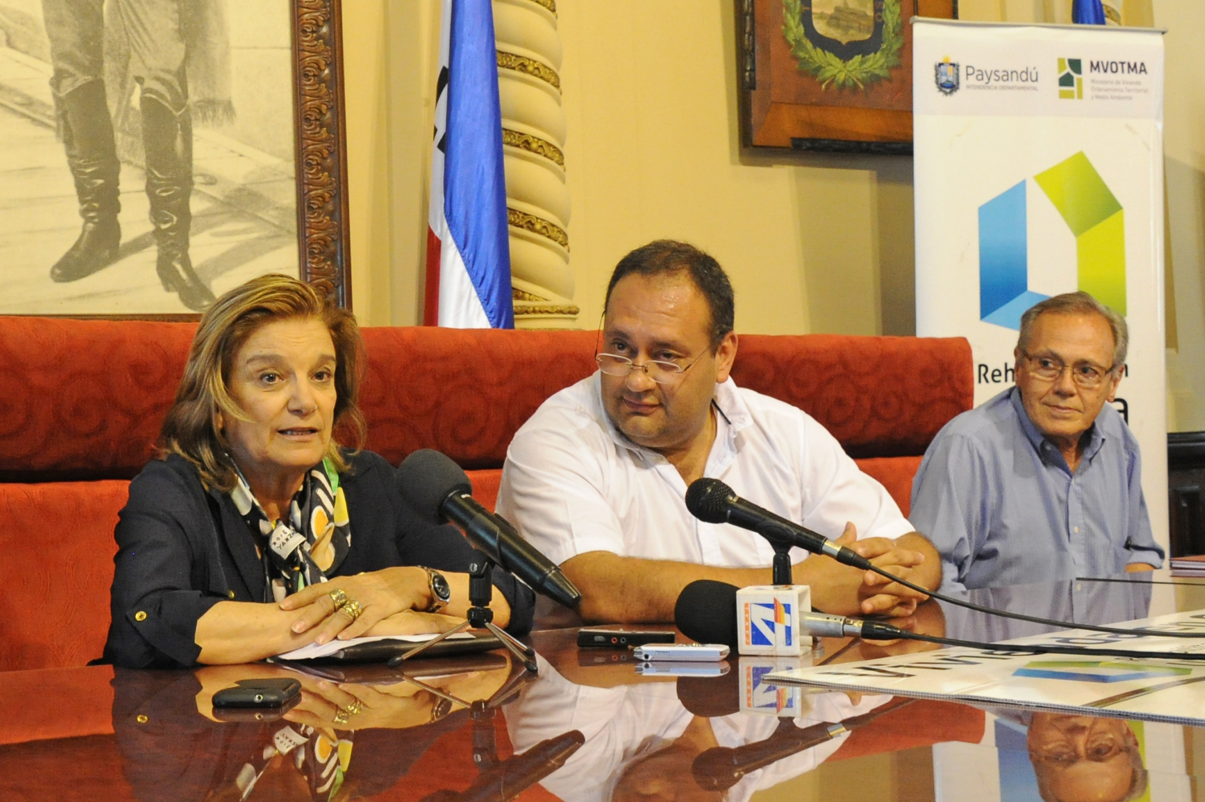 Ministra Eneida de León haciendo uso de la palabra
