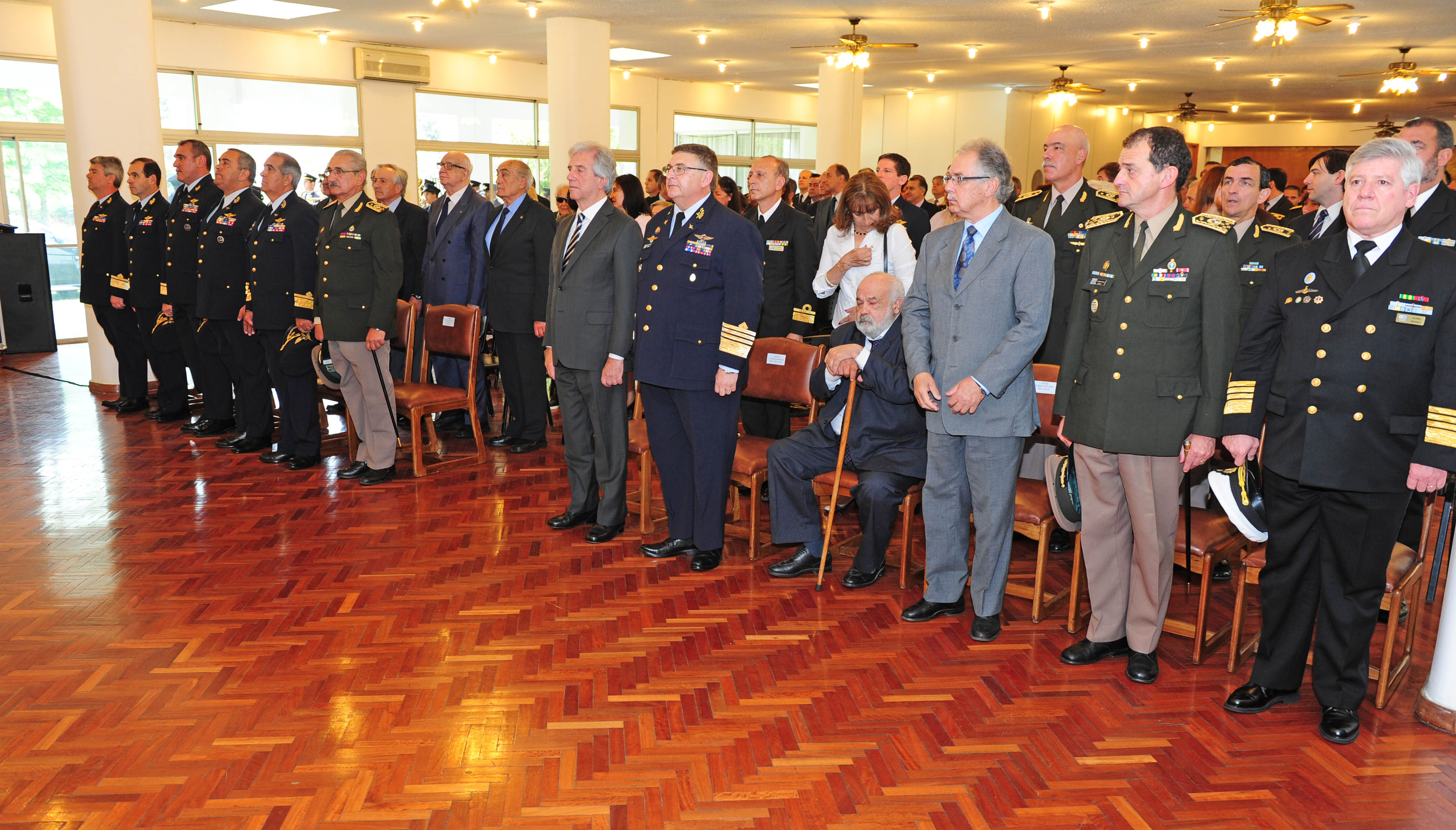 Los presentes entonando el Himno Nacional