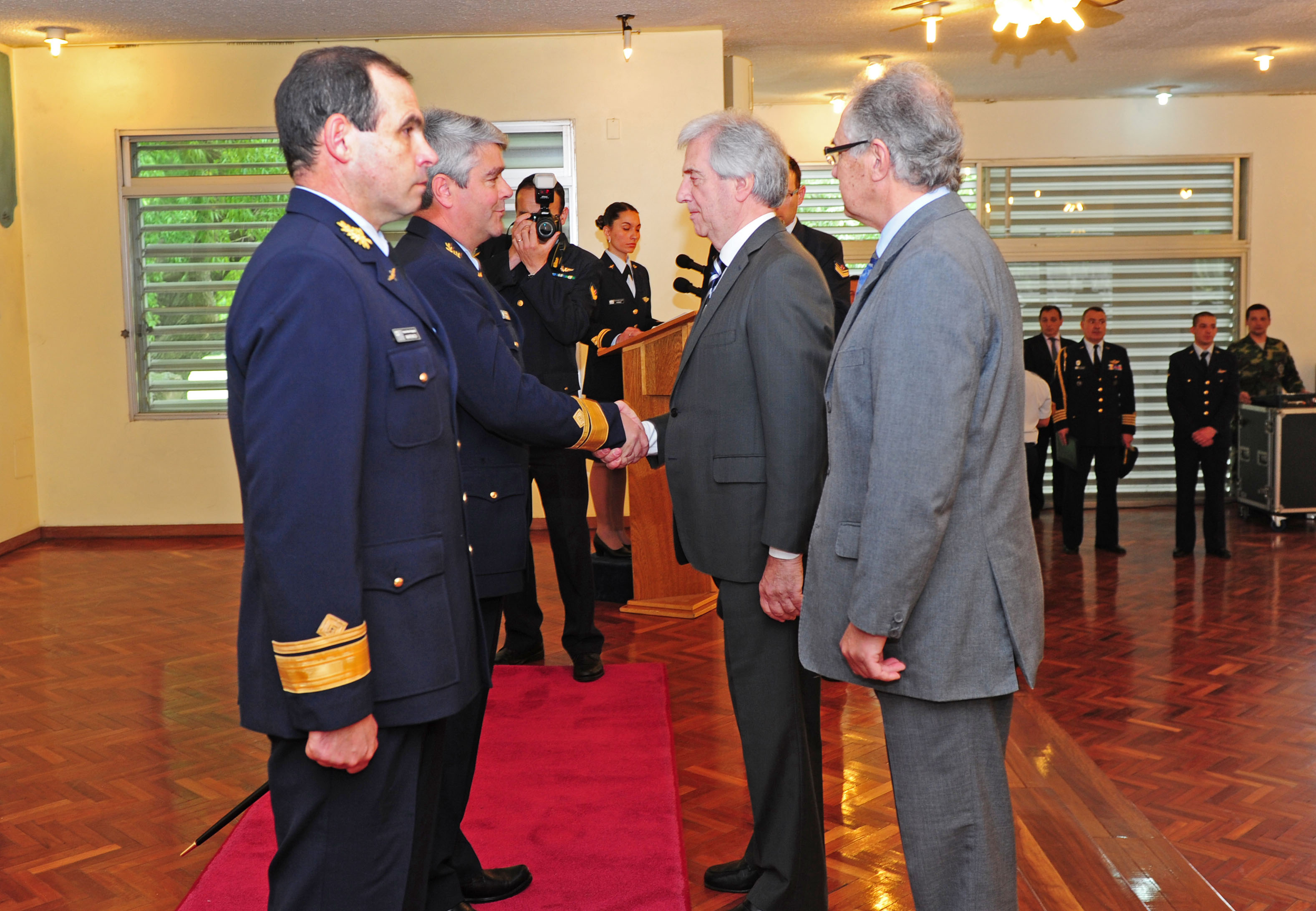 Tabaré Vázquez entregando bastón de mando a Hugo Marenco y José Visconti